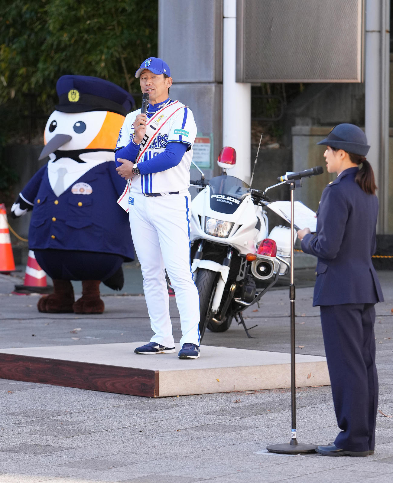 都筑警察署の一日署長を務めたDeNA三浦監督（撮影・足立雅史）