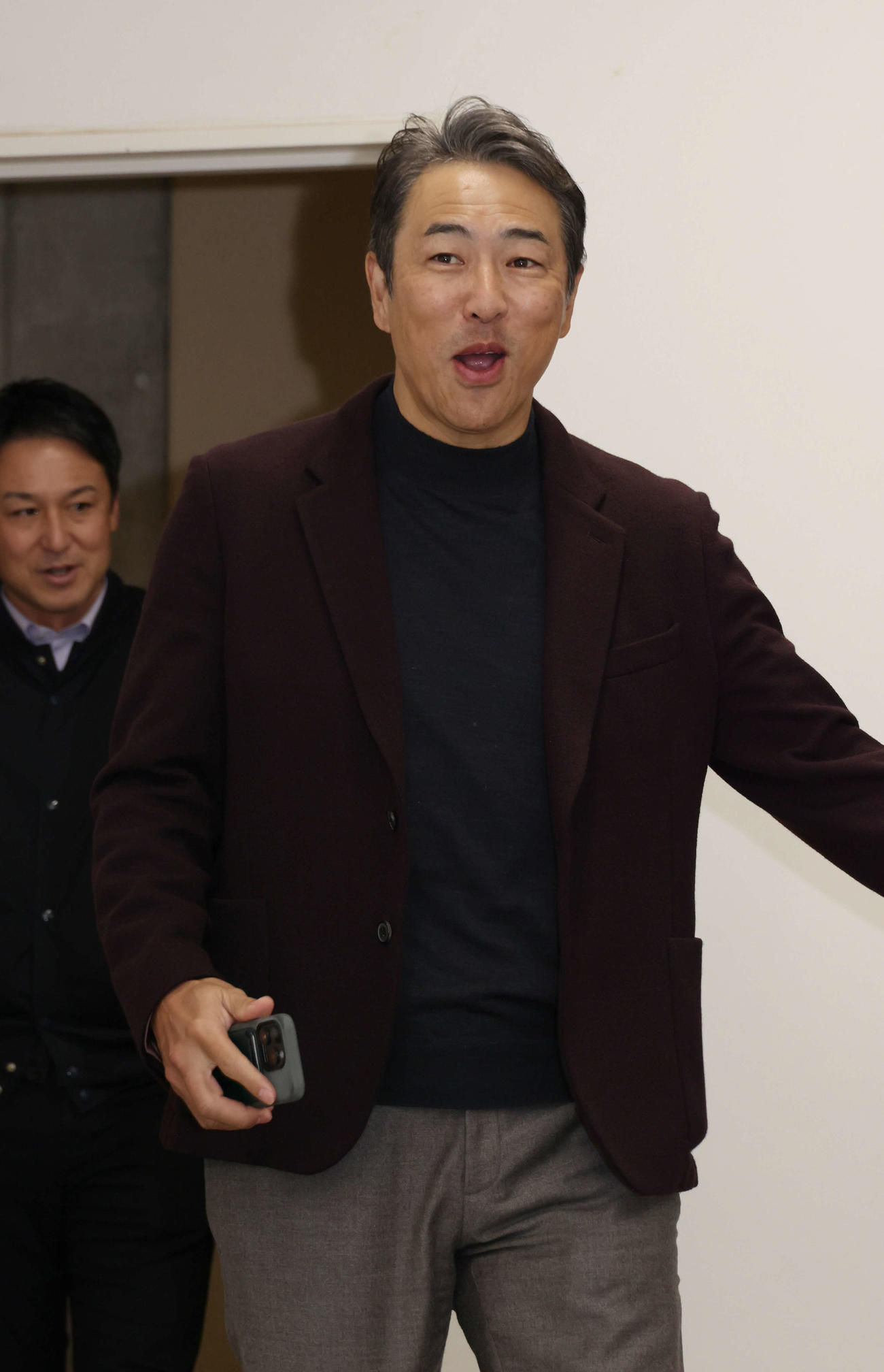 契約後、囲み取材に応じる広島黒田球団アドバイザー（撮影・加藤孝規）