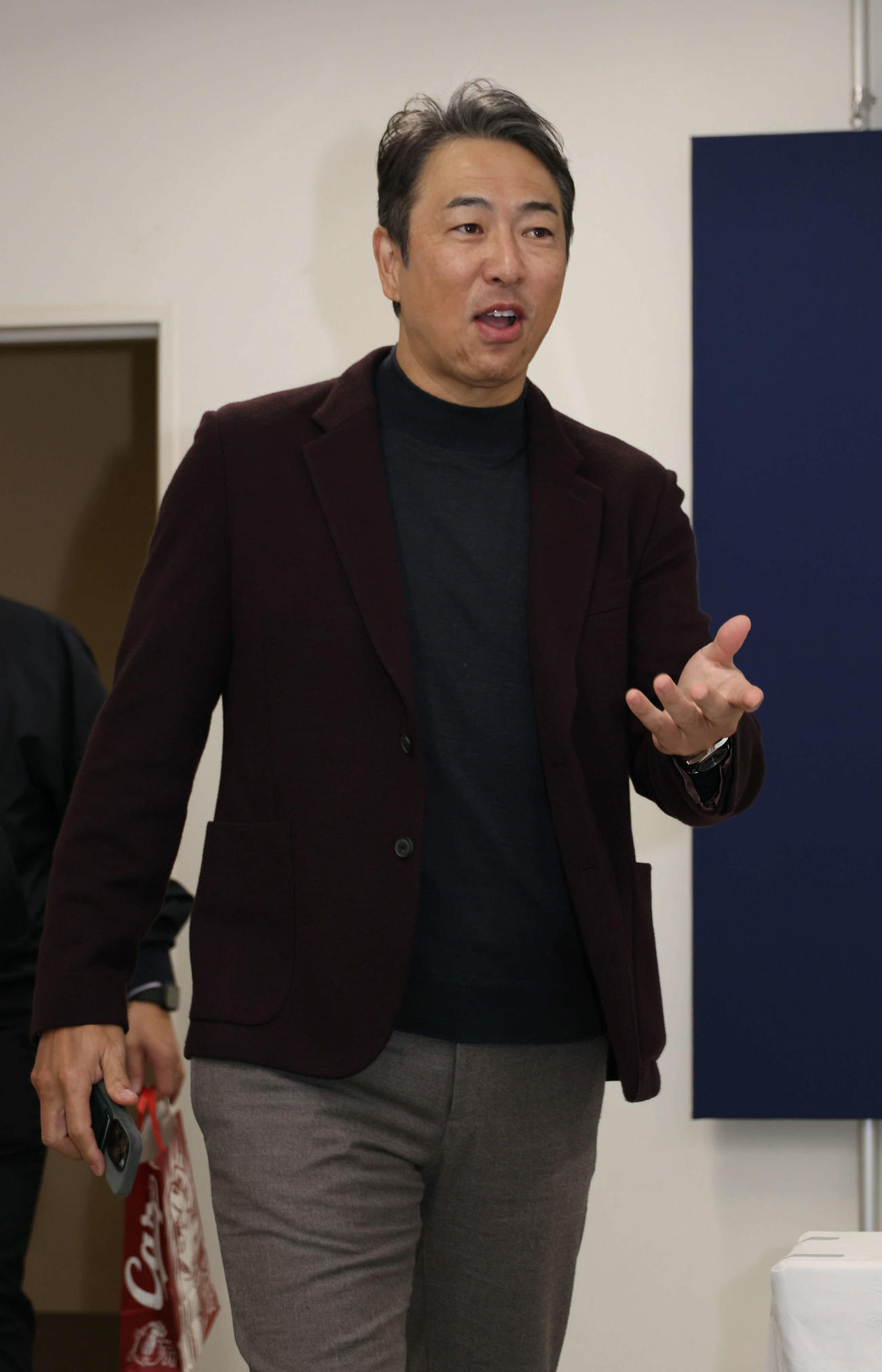 契約後、囲み取材に応じる広島黒田球団アドバイザー（撮影・加藤孝規）