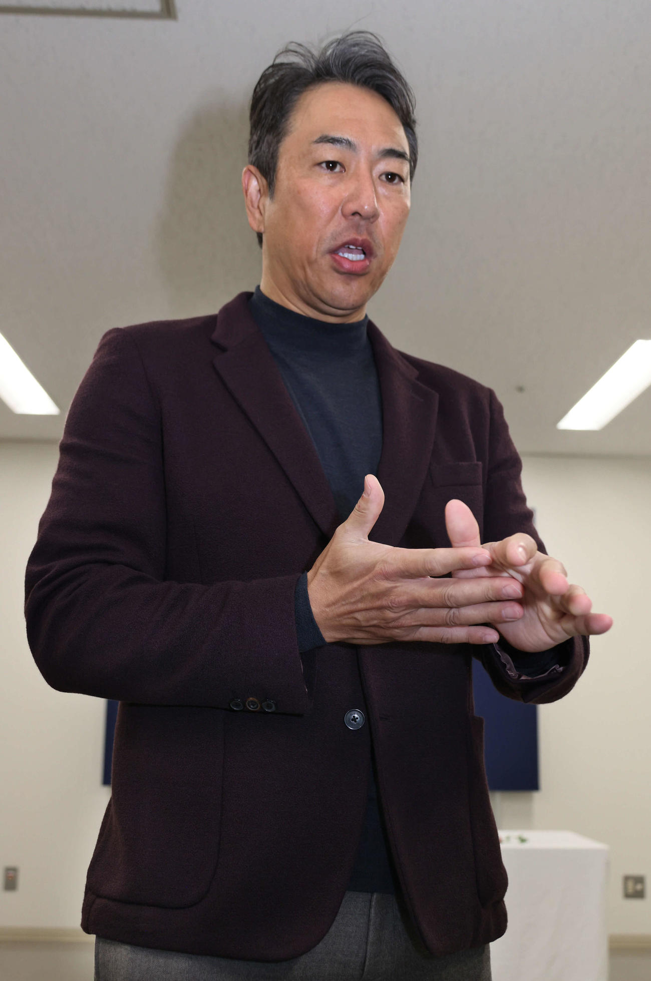契約後、囲み取材に応じる広島黒田球団アドバイザー（撮影・加藤孝規）