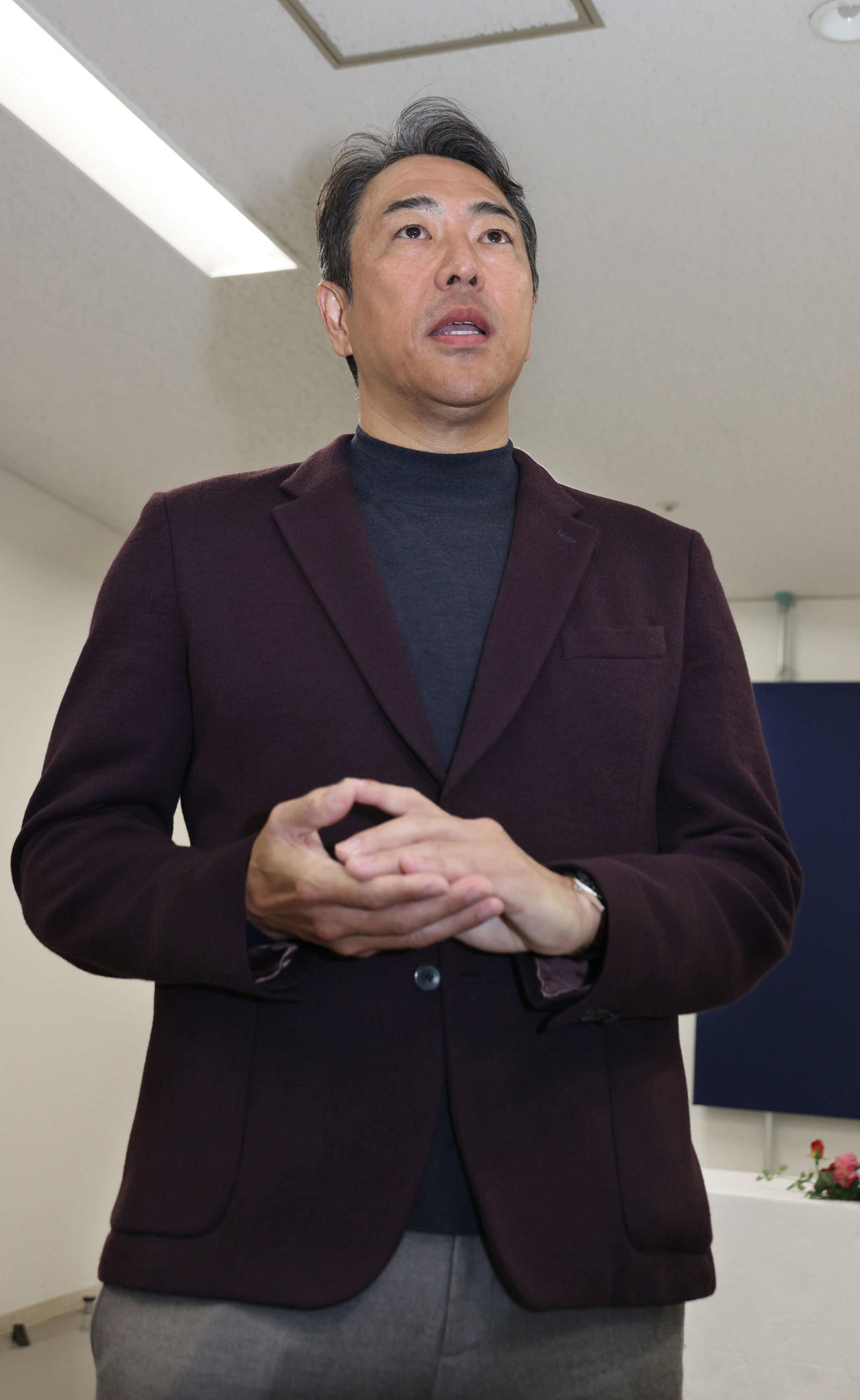 契約後、囲み取材に応じる広島黒田球団アドバイザー（撮影・加藤孝規）
