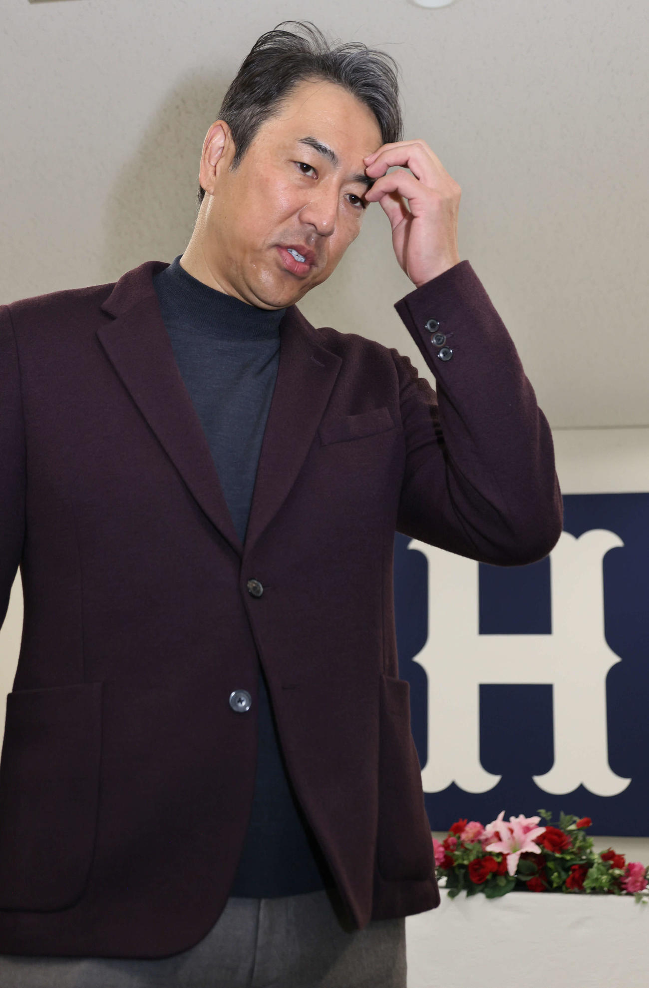 契約後、囲み取材に応じる広島黒田球団アドバイザー（撮影・加藤孝規）