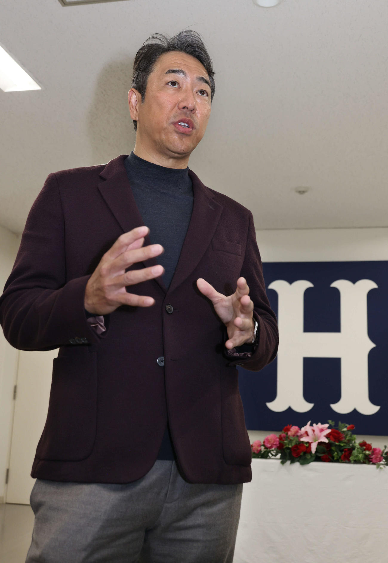 契約後、囲み取材に応じる広島黒田球団アドバイザー（撮影・加藤孝規）