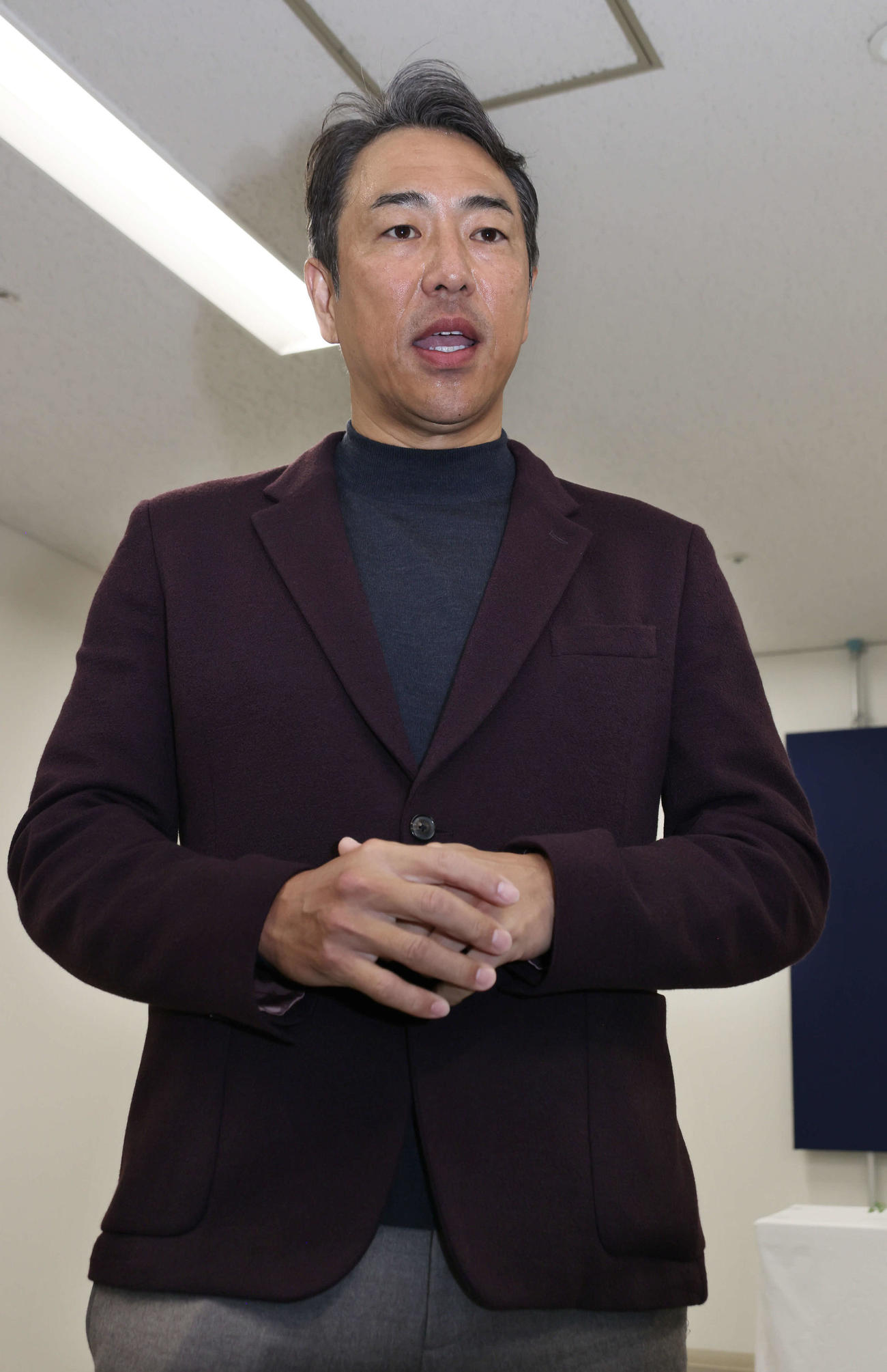 契約後、囲み取材に応じる広島黒田球団アドバイザー（撮影・加藤孝規）
