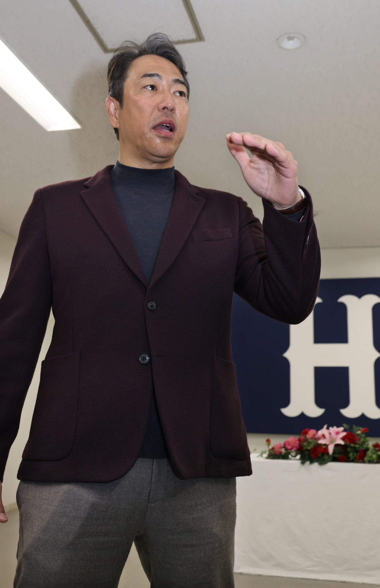 契約後、囲み取材に応じる広島黒田球団アドバイザー（撮影・加藤孝規）