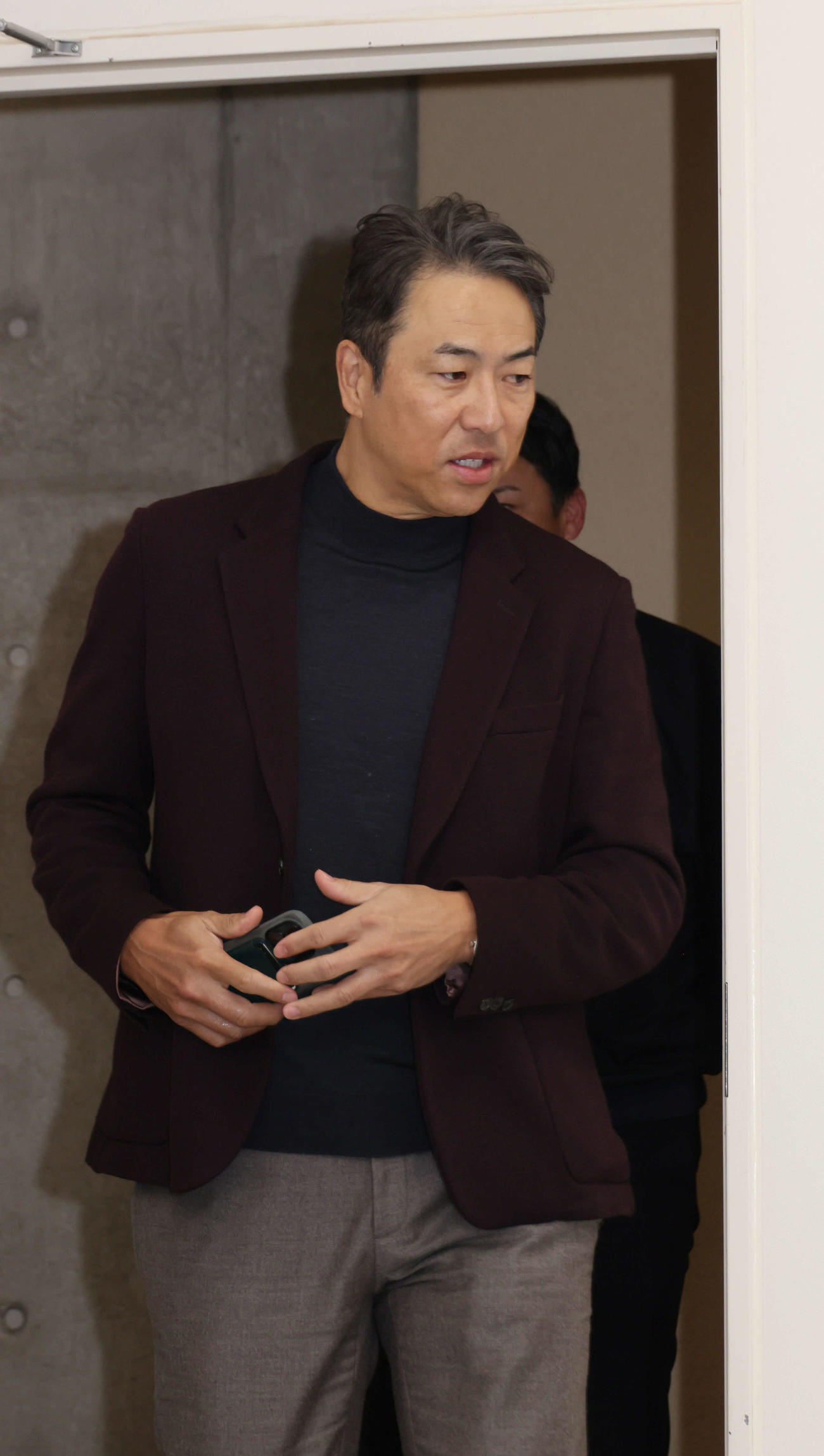 契約後、囲み取材に応じる広島黒田球団アドバイザー（撮影・加藤孝規）