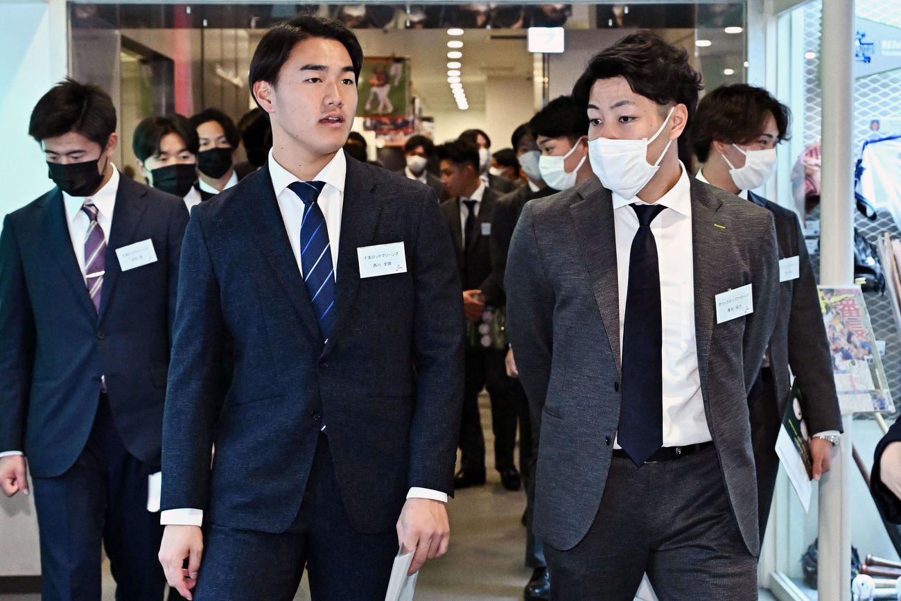 野球殿堂博物館を見学するロッテドラフト1位の青学大・西川（手前左）とオリックスドラフト1位の富士大・麦谷（同右）（撮影・滝沢徹郎）
