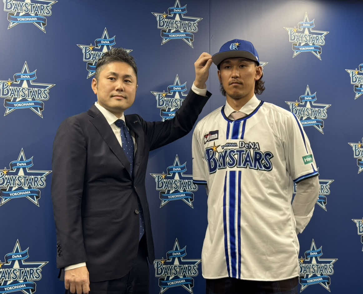 入団会見に出席したDeNA三森（右）と萩原チーム統括本部長（撮影・小早川宗一郎）