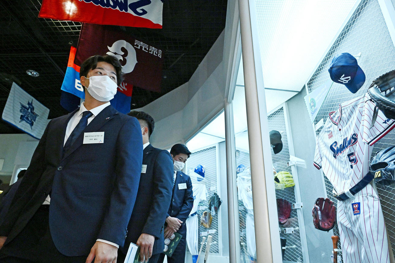 野球殿堂博物館に飾られた展示物を見学するヤクルトドラフト1位の愛知工大・中村優（左）（撮影・滝沢徹郎）
