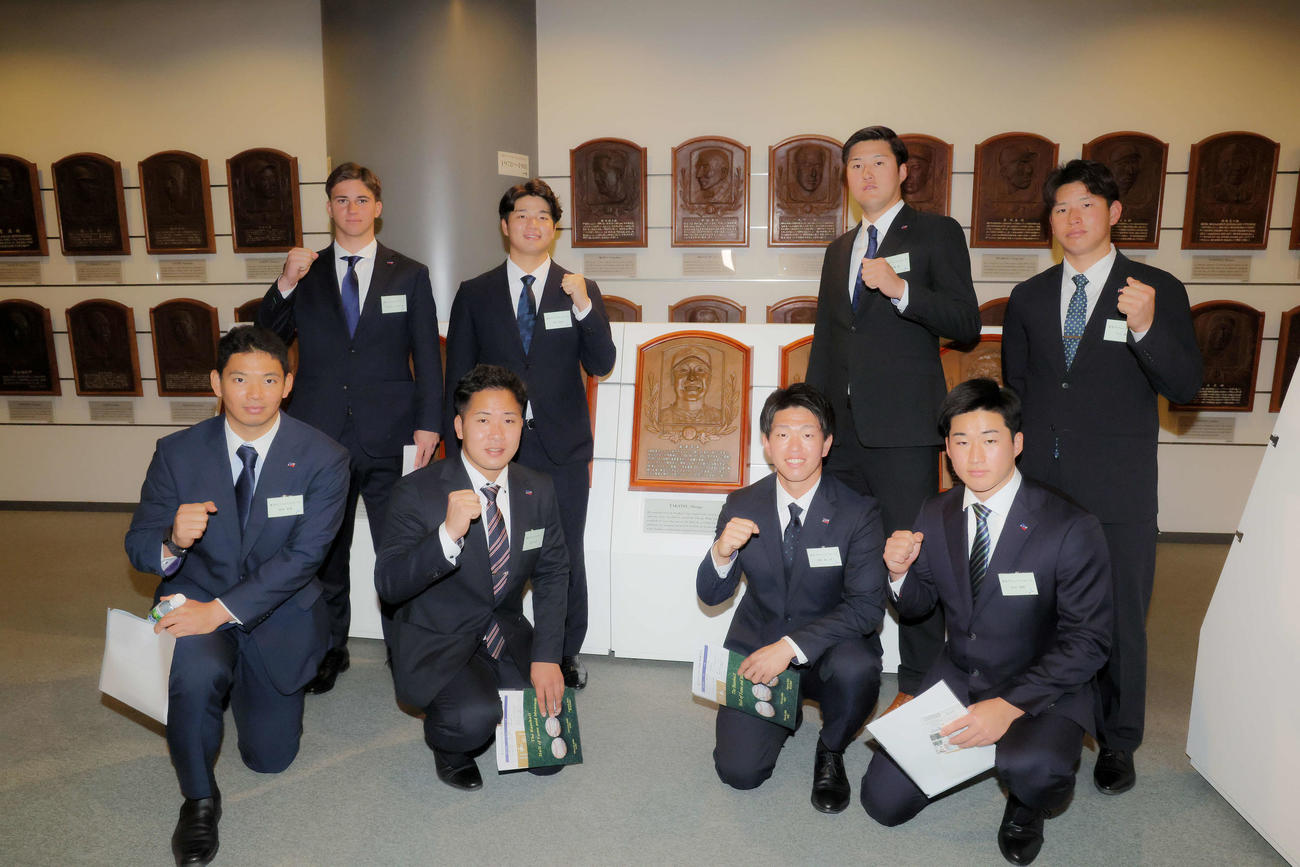 高津臣吾監督のレリーフの前で写真に納まるヤクルト中村優（後列左から2人目）ら。手前左から根岸、荘司、矢野、田中、後方左からモイセエフ、1人おいて広沢、下川（撮影・河田真司）