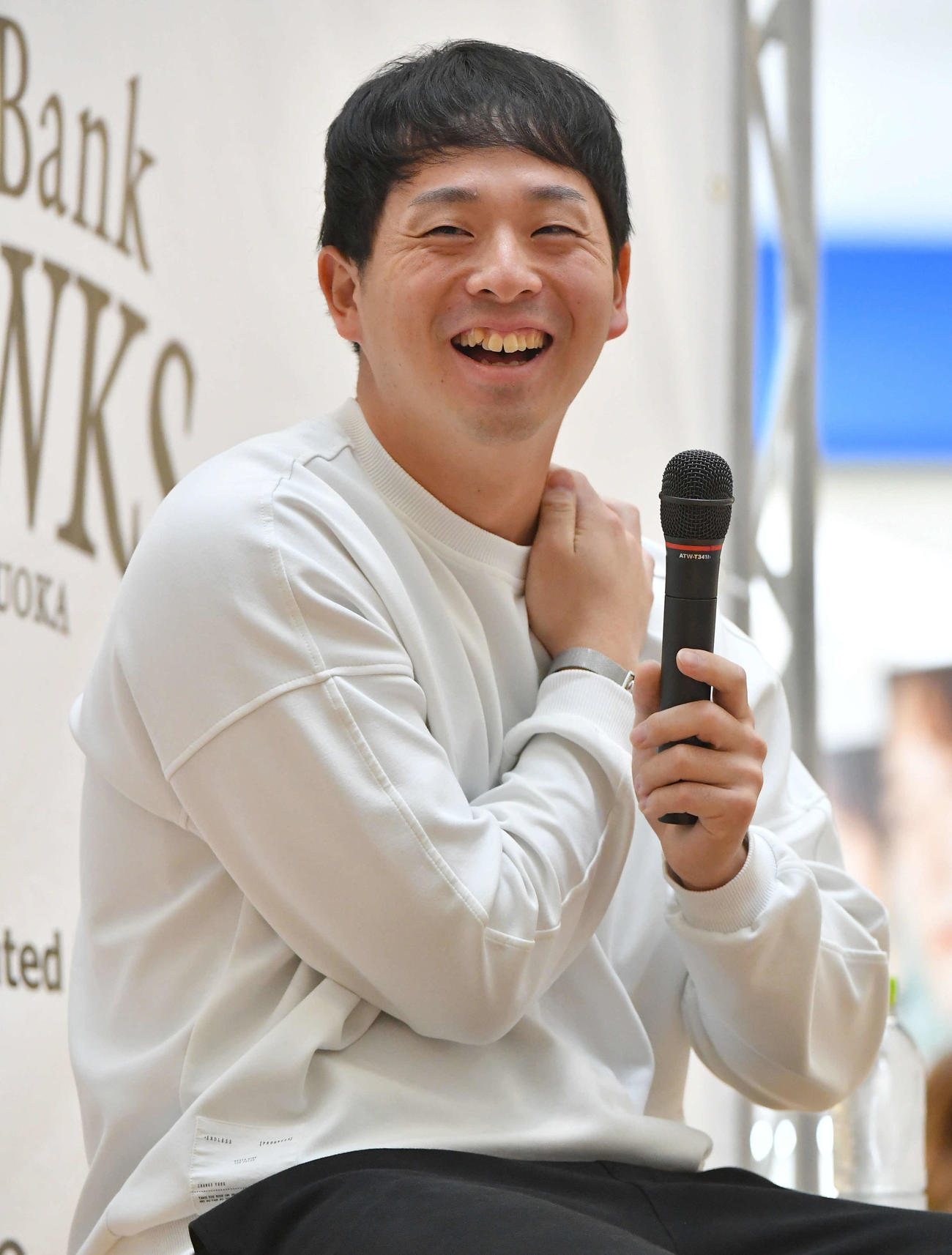 一昨年12月、ショッピングモールでのトークショーで笑顔を見せる大関友久