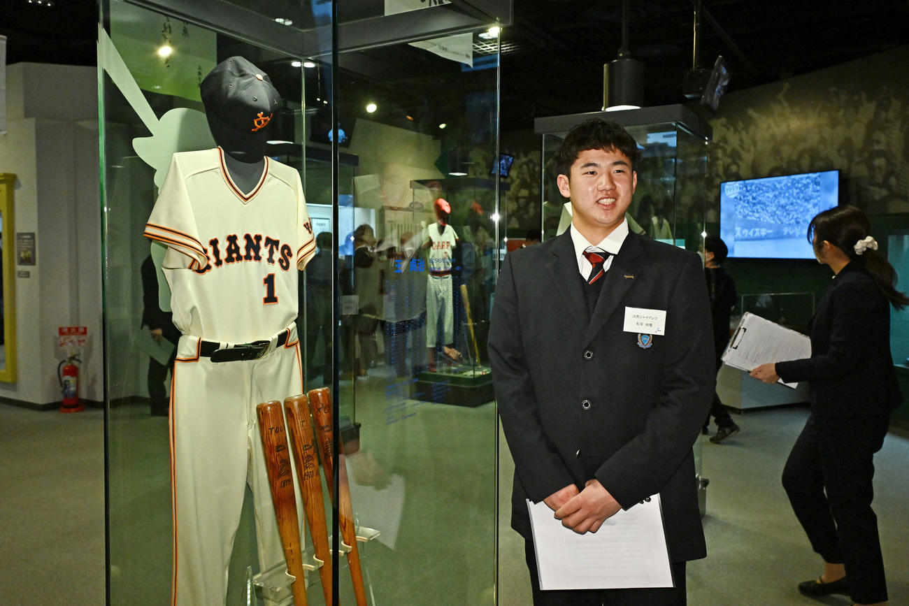 野球殿堂博物館で王氏のユニホームの前で笑顔を見せる巨人ドラフト1位の花咲徳栄・石塚（撮影・滝沢徹郎）