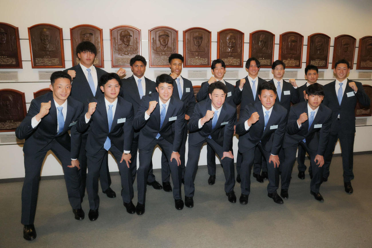 東尾修氏のレリーフの前で写真に納まる西武斎藤（前列中央）ら。前列左から冨士、龍山、狩生、1人おいて渡部聖、古賀輝、後列左から林、ラマルギービン・ラタナヤケ、ウメビンユオ・オケム明、佐藤太、福尾、佐藤爽、沢田遥斗、篠原（撮影・河田真司）