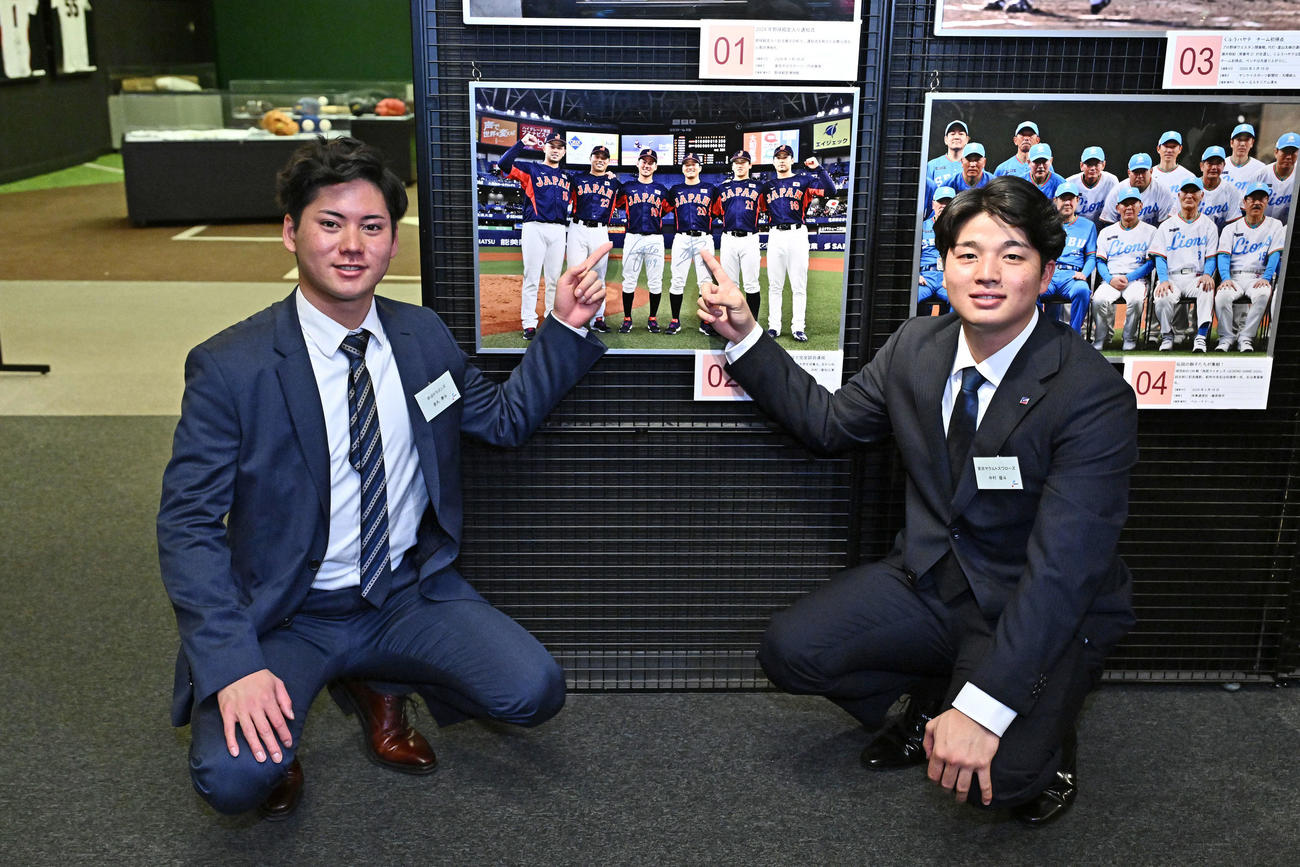 野球殿堂博物館に飾られた自身の写真を指さす中日ドラフト1位の関大・金丸（左）とヤクルトドラフト1位の愛知工大・中村優（撮影・滝沢徹郎）
