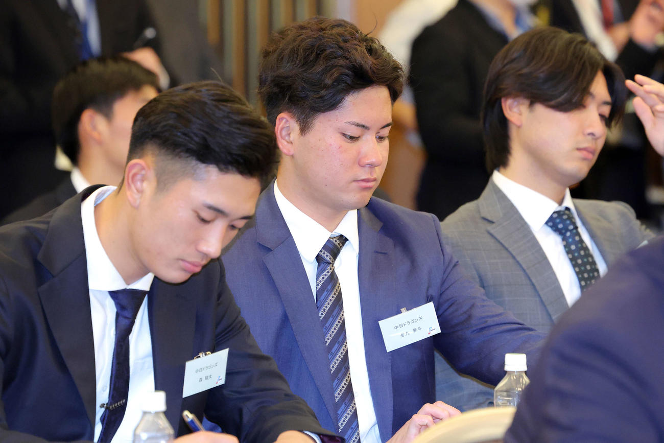 2025年度NPB新人研修会に臨む中日金丸（中央）（撮影・河田真司）