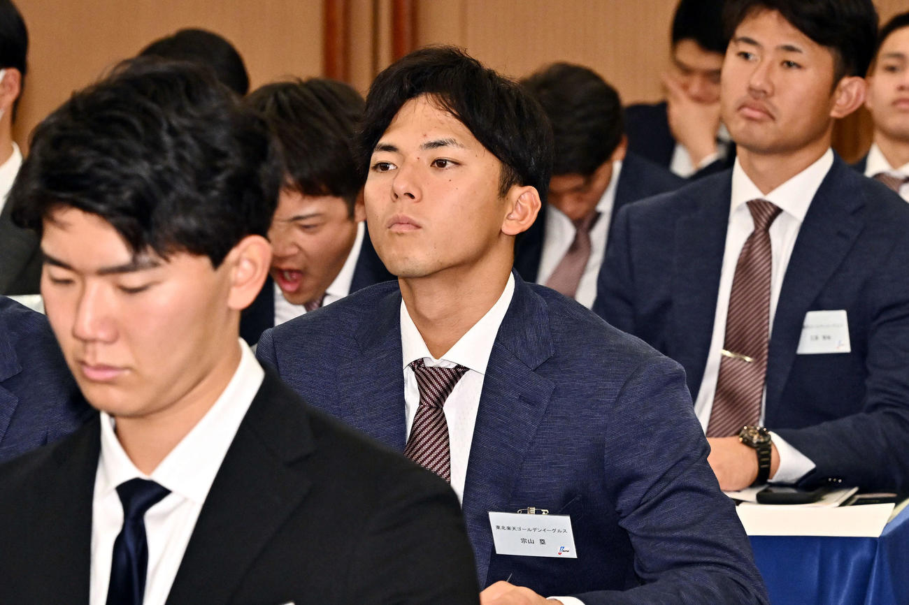 研修会に臨む楽天ドラフト1位の明大・宗山（中央）（撮影・滝沢徹郎）