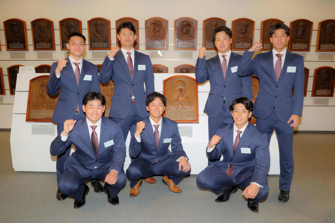 星野仙一さんのレリーフの前で写真に納まる楽天宗山（前列中央）ら。手前左から徳山、1人おいて中込、後方左から陽、江原、吉納、岸本（撮影・河田真司）