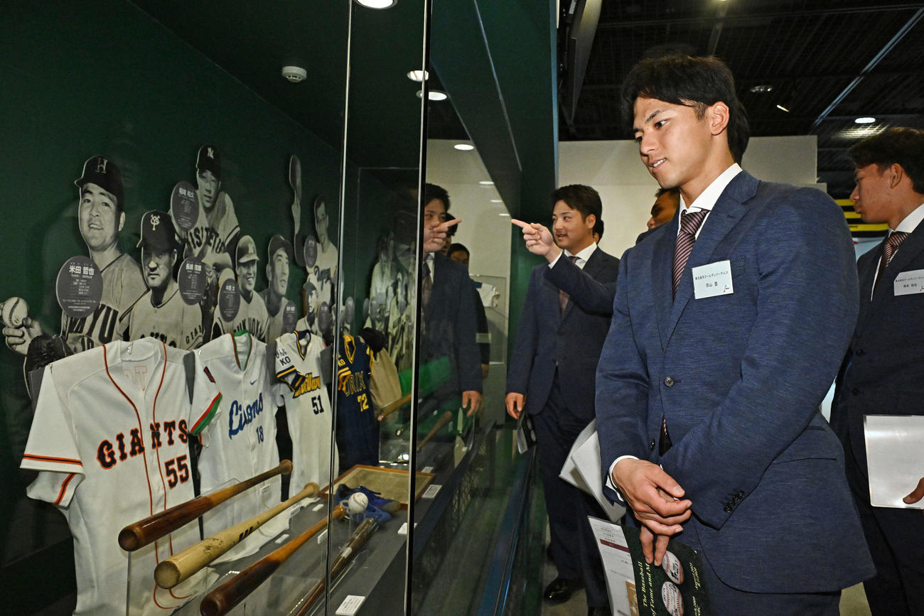 野球殿堂博物館に飾られた展示物を見学する楽天ドラフト1位の明大・宗山（撮影・滝沢徹郎）