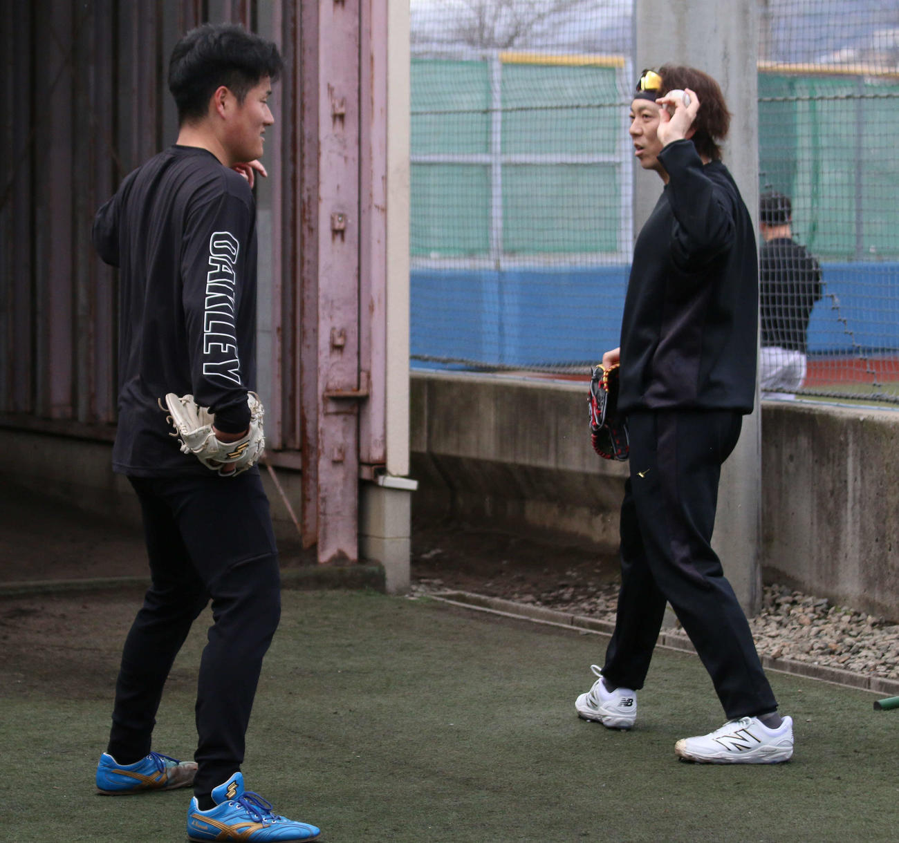 ブルペン投球後に日本ハム宮西（右）からアドバイスを受ける山本晃（撮影・木下大輔）