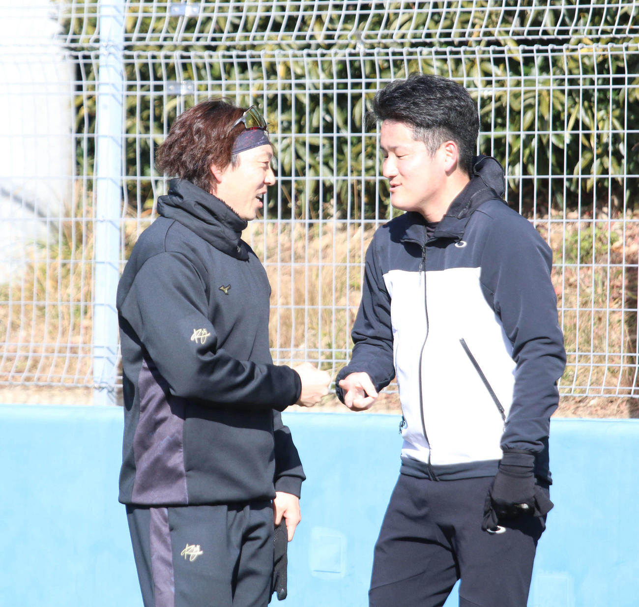 日本ハム宮西（左）とのじゃんけんに負ける山本晃（撮影・木下大輔）