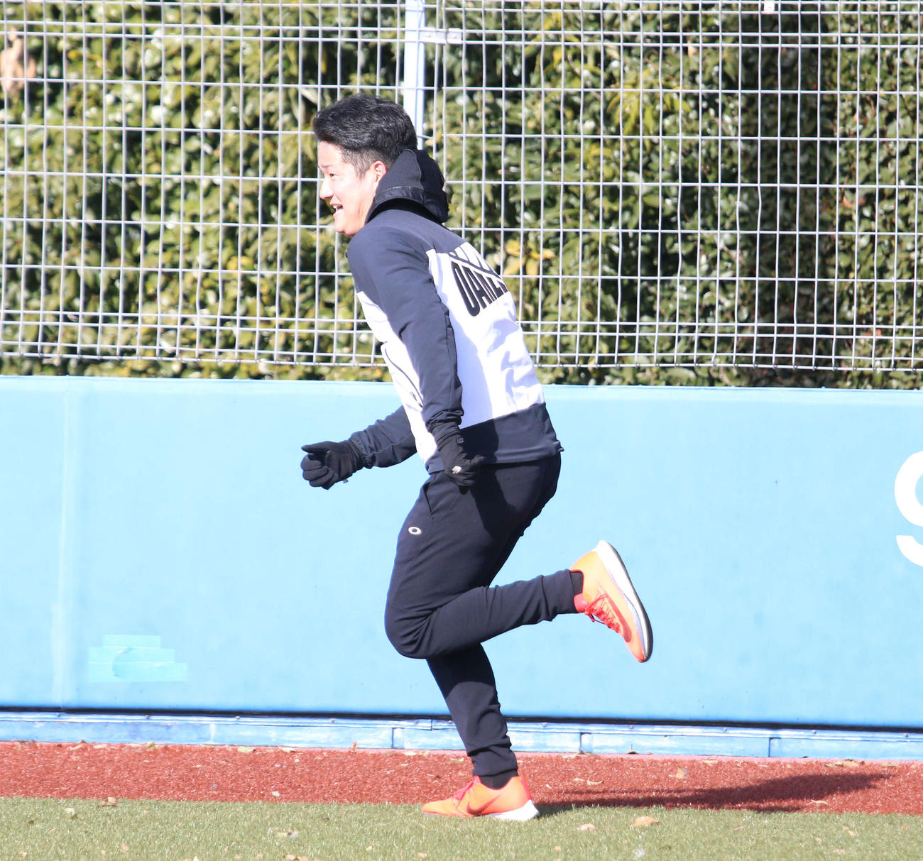 日本ハム宮西とのじゃんけんに負けてポール間走を行う山本晃（撮影・木下大輔）