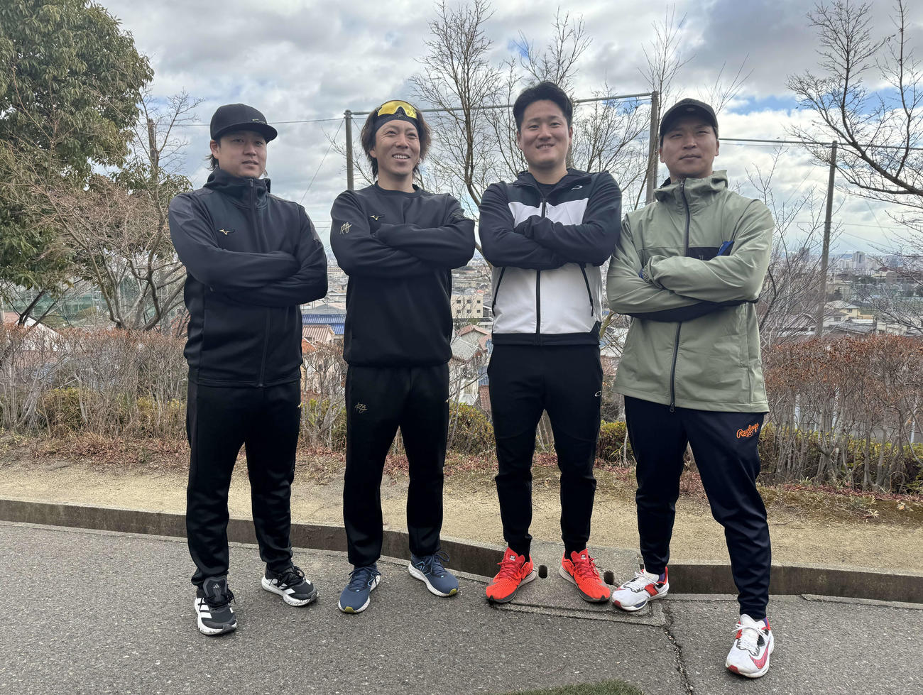関学大第3フィールドで自主トレを公開した、左から日本ハム堀瑞輝投手、宮西尚生投手、山本晃大投手、ソフトバンク長谷川威展投手（撮影・木下大輔）