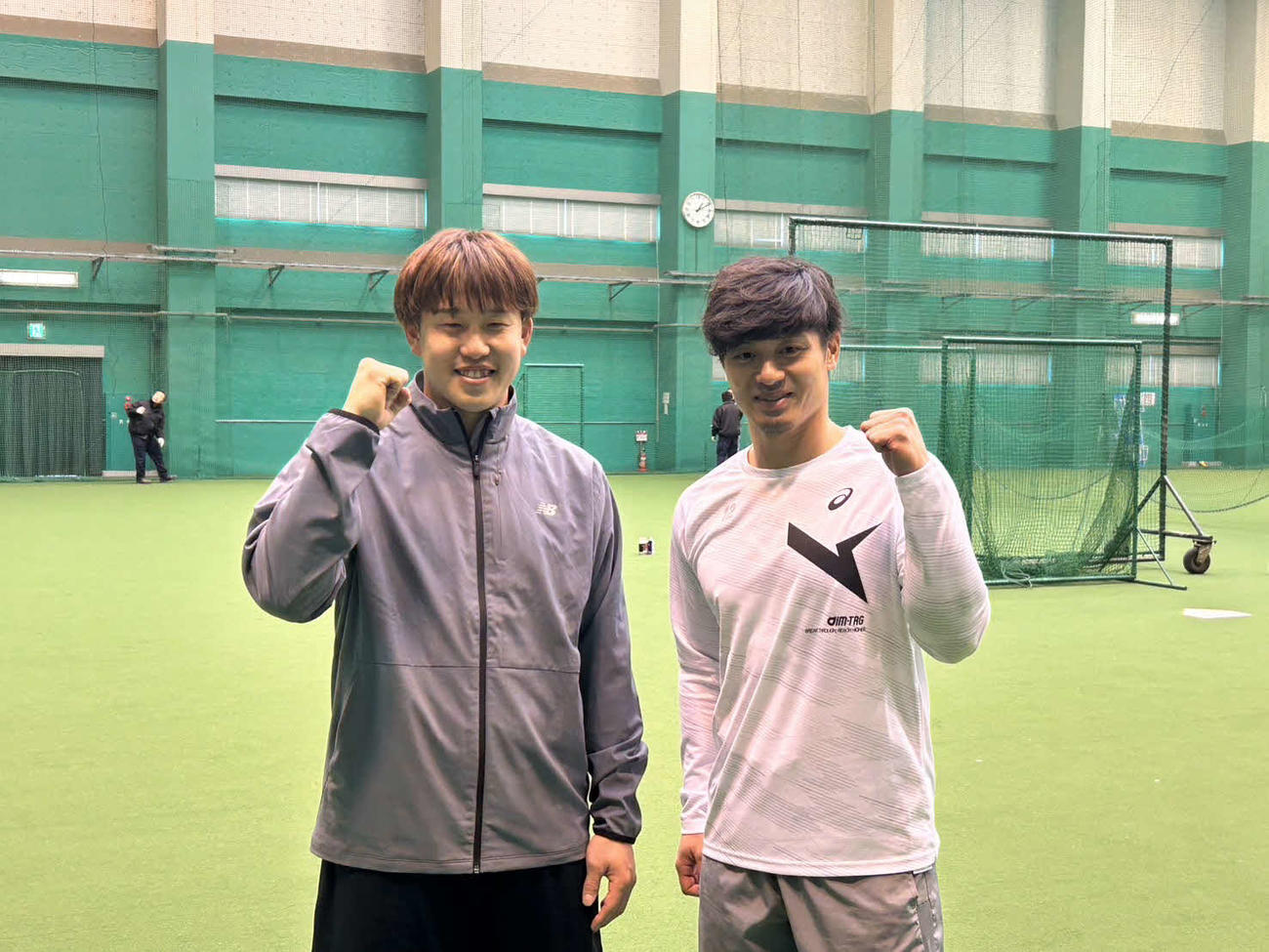 ヤクルトの主力らと合同自主トレを行う阪神坂本（右）は広島小園とポーズ（撮影・上田悠太）