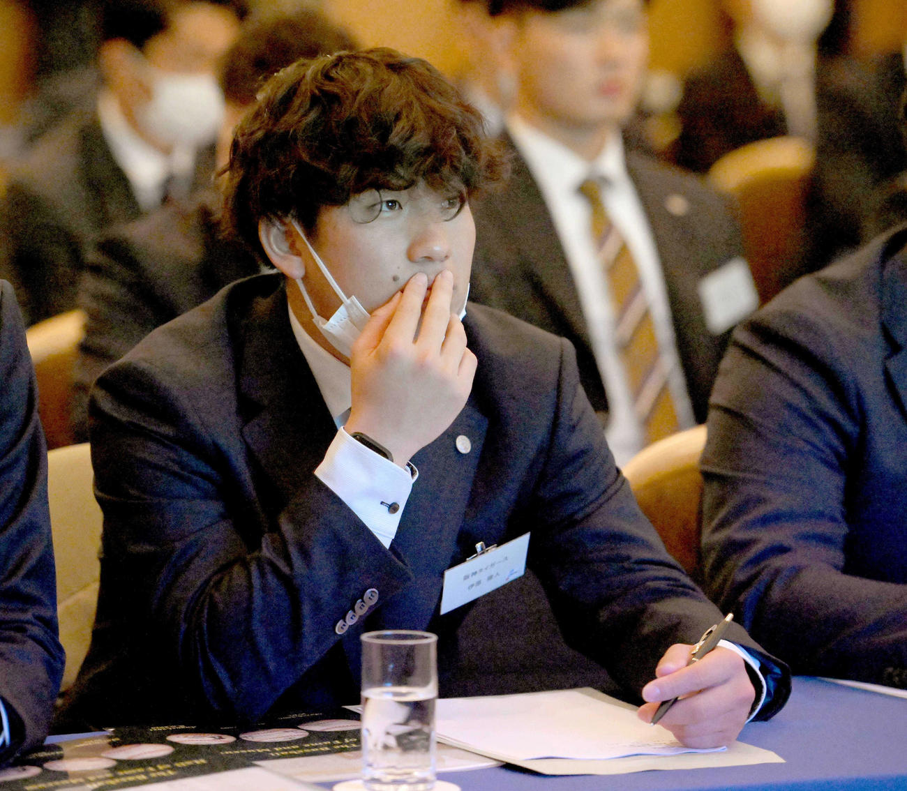 新人選手研修会の講義を真剣な表情で受ける阪神伊原（代表撮影）