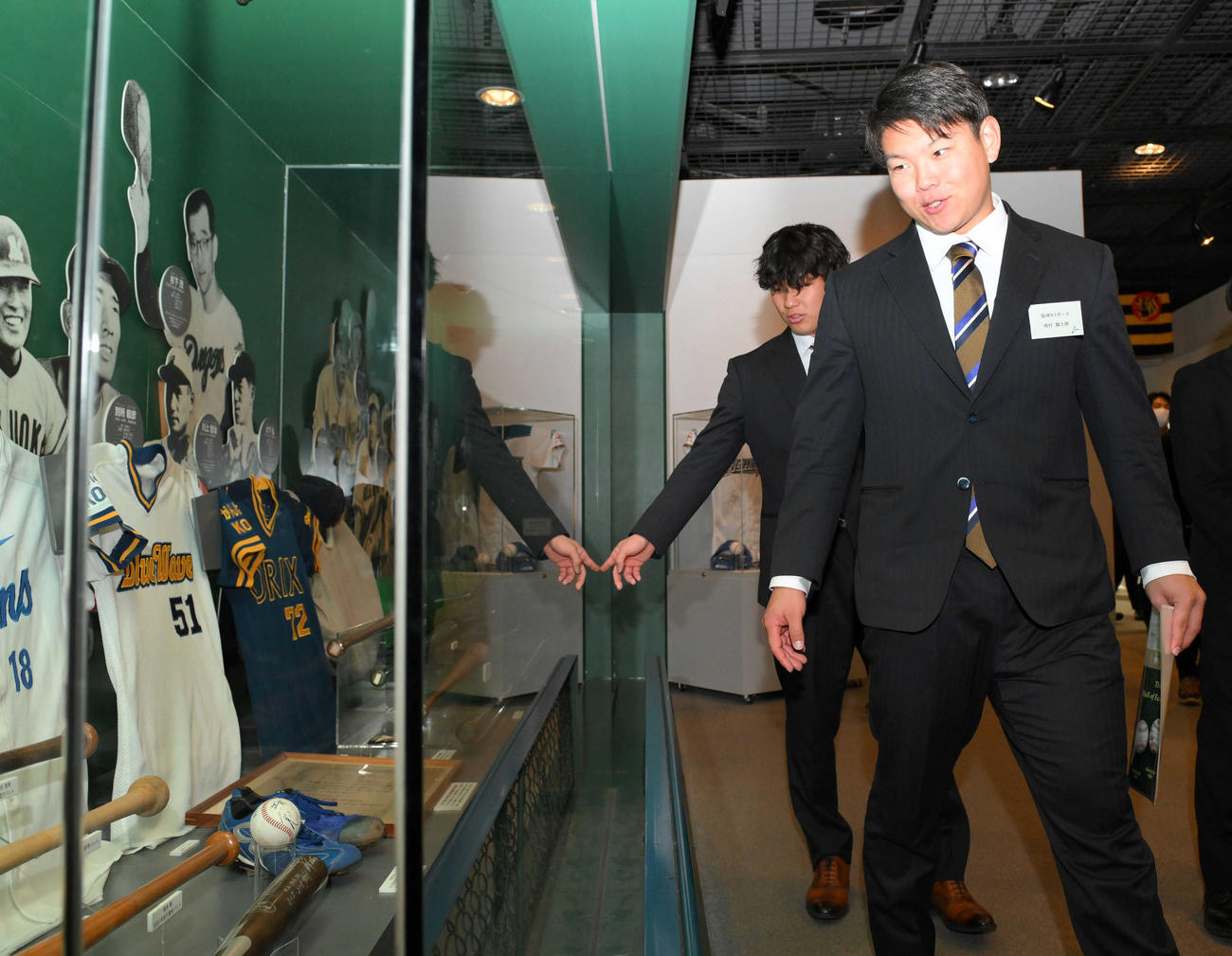 展示物を見学する阪神伊原陵人（左）、嶋村麟士朗（代表撮影）