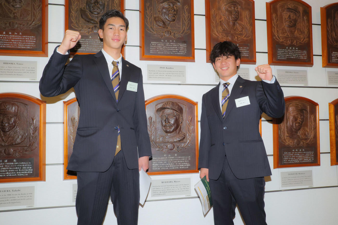 村山実氏のレリーフの前で写真に納まる阪神今朝丸（左）と伊原（撮影・河田真司）