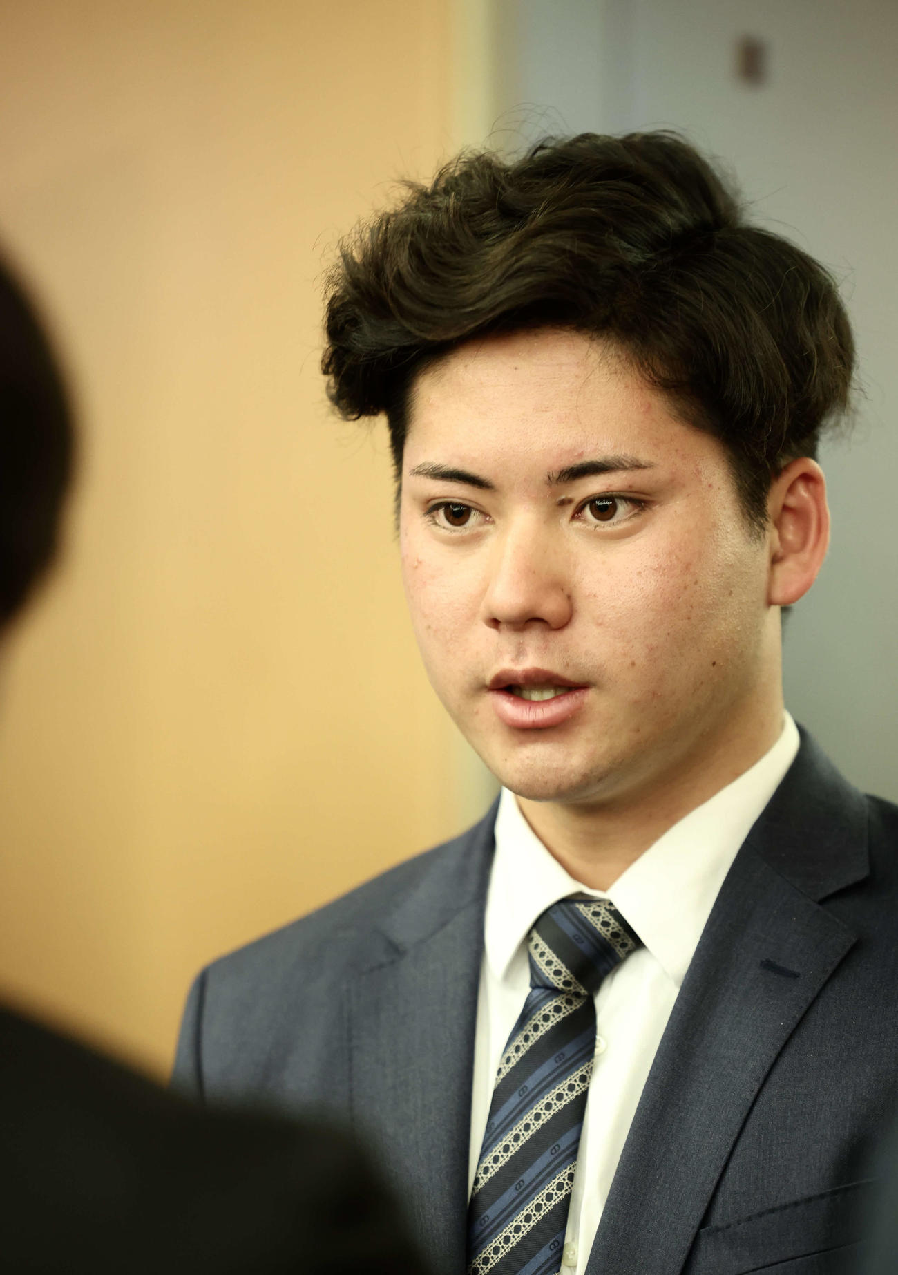 新人研修会を終え、記者の質問に答える中日金丸（撮影・河田真司）