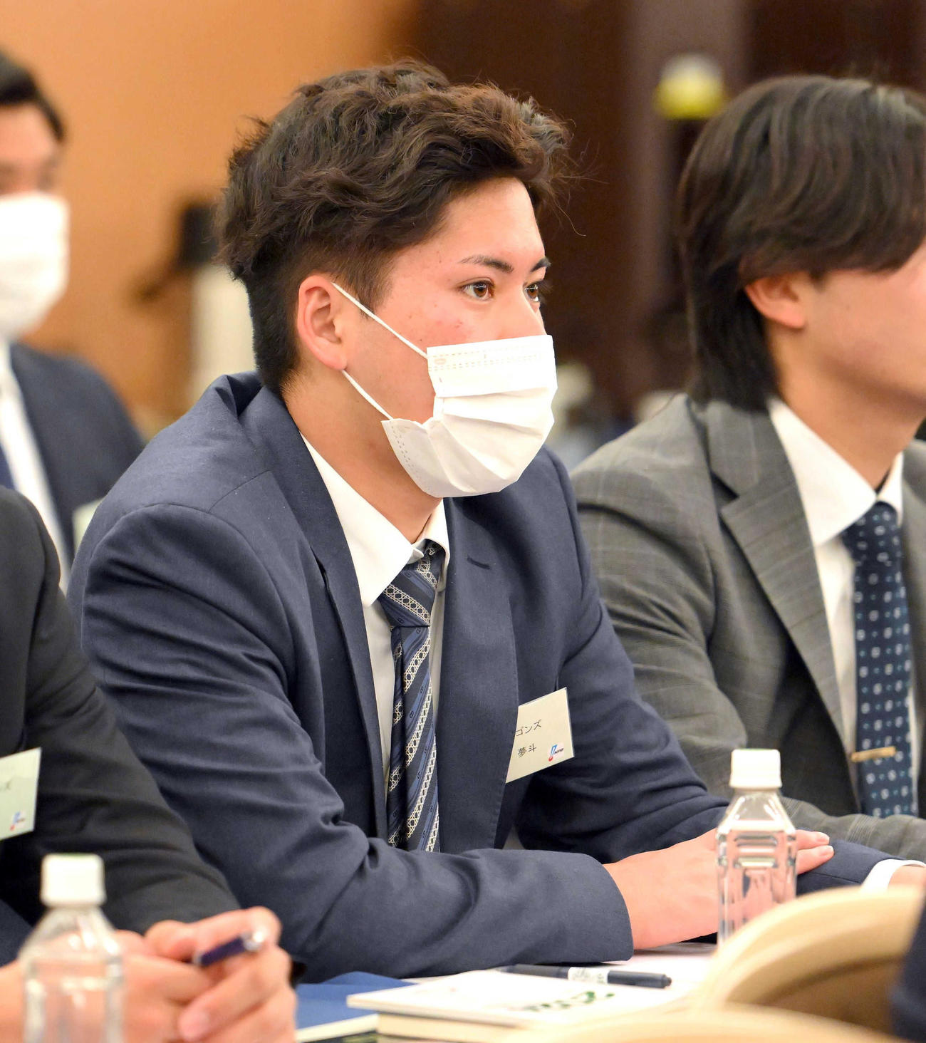 新人選手研修会の講義を聴く中日金丸夢斗（代表撮影）