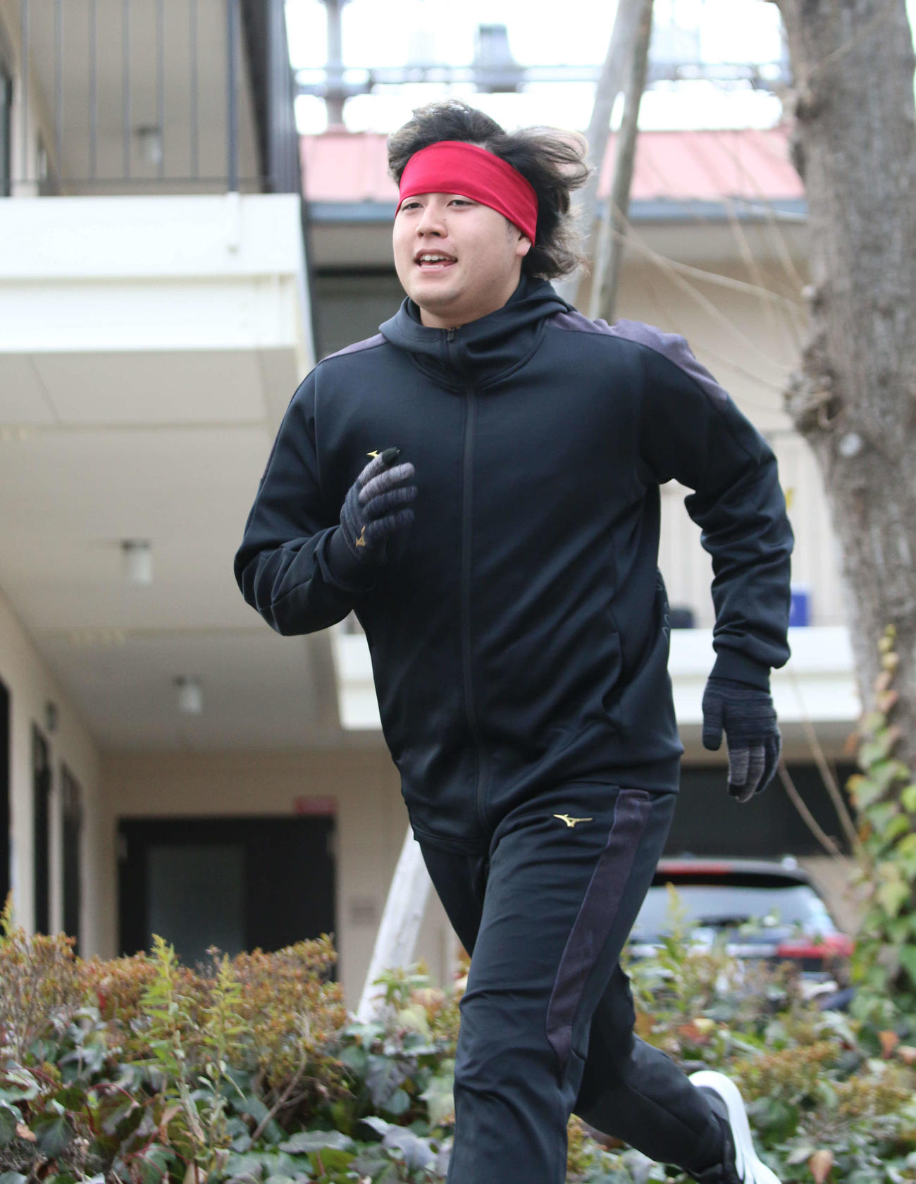 日本ハム宮西との合同自主トレで長距離走を行う堀（撮影・木下大輔）