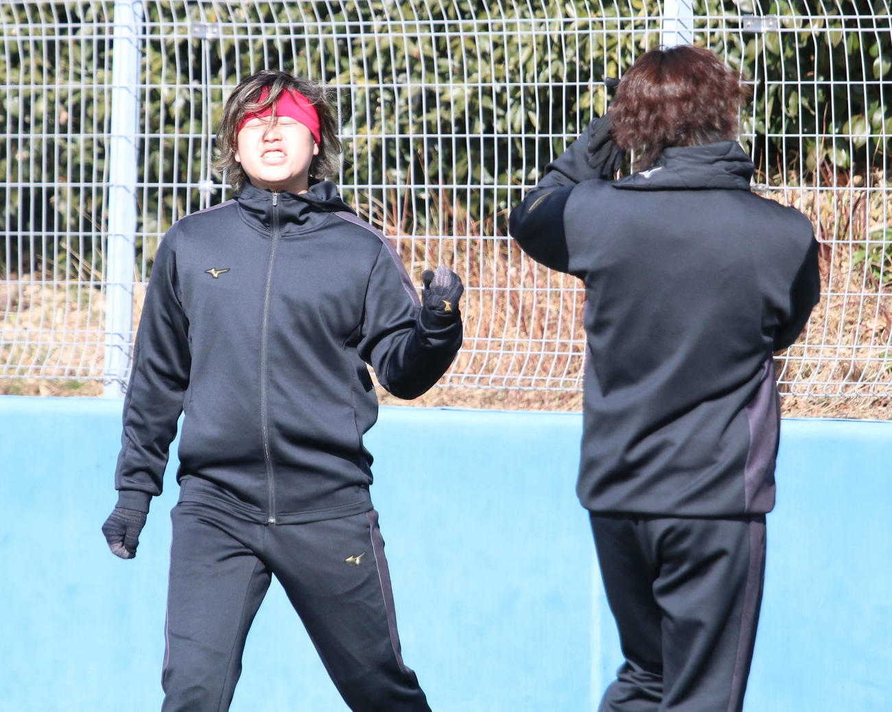 日本ハム宮西（右）とのじゃんけんに勝って喜ぶ堀（撮影・木下大輔）