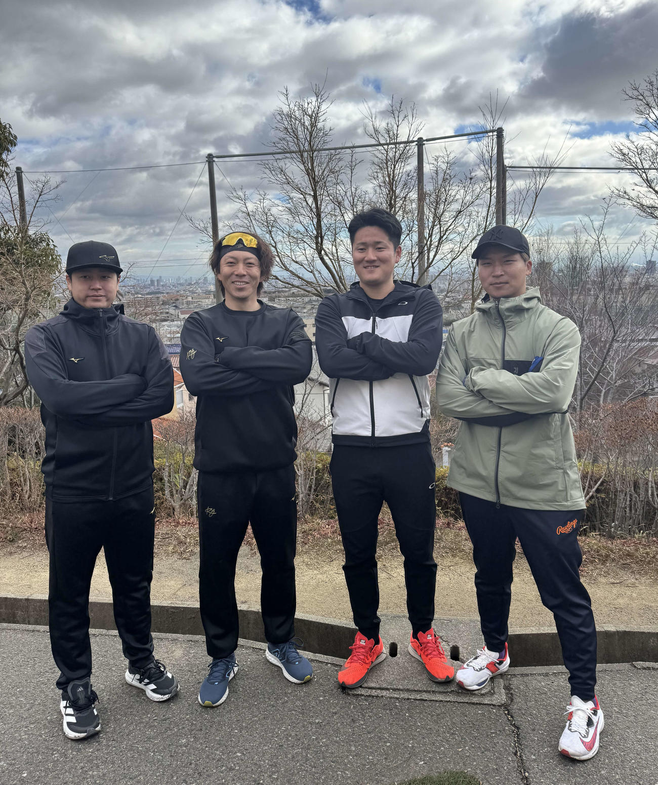 関学大第3フィールドで自主トレを公開した、左から日本ハム堀、宮西、山本晃、ソフトバンク長谷川（撮影・木下大輔）