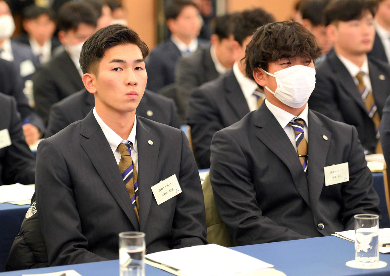 新人選手研修会に参加した阪神今朝丸（左）と伊原（代表撮影）