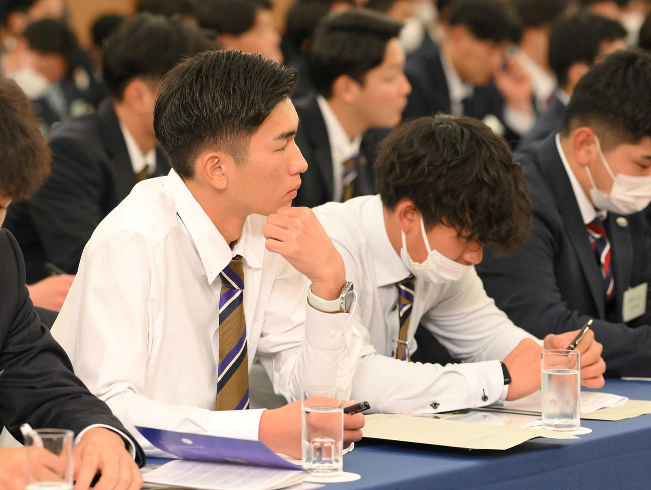 真剣な表情で講義を受ける阪神今朝丸（左）と伊原（代表撮影）