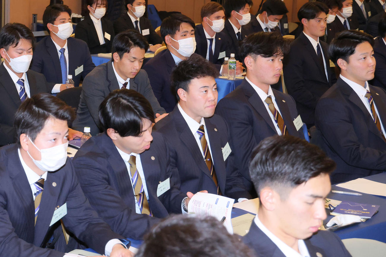2025年度NPB新人研修会に臨む阪神佐野（中央）（撮影・河田真司）