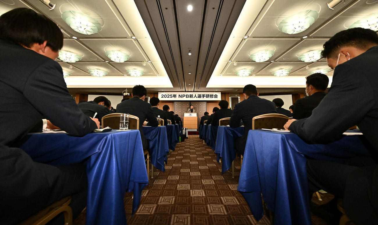 新人選手研修会の講師を務めた鳥谷氏（撮影・滝沢徹郎）