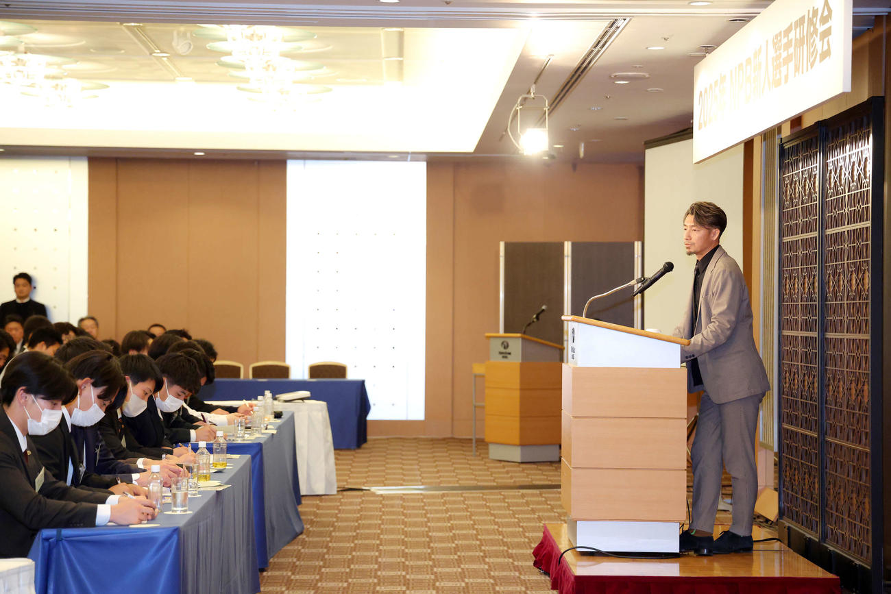 2025年度NPB新人研修会で講義する鳥谷氏（右）（撮影・河田真司）
