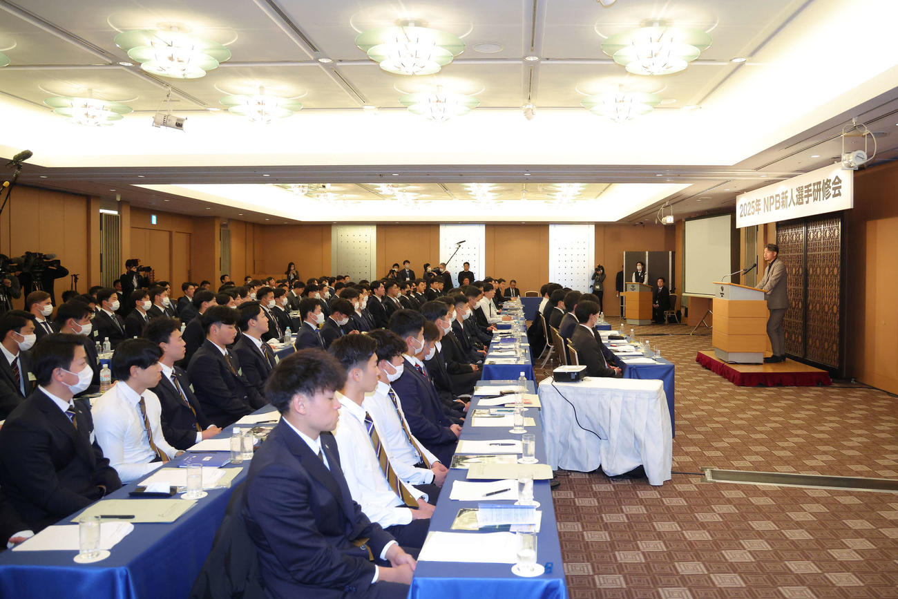 2025年度NPB新人研修会で講義する鳥谷氏（右）（撮影・河田真司）