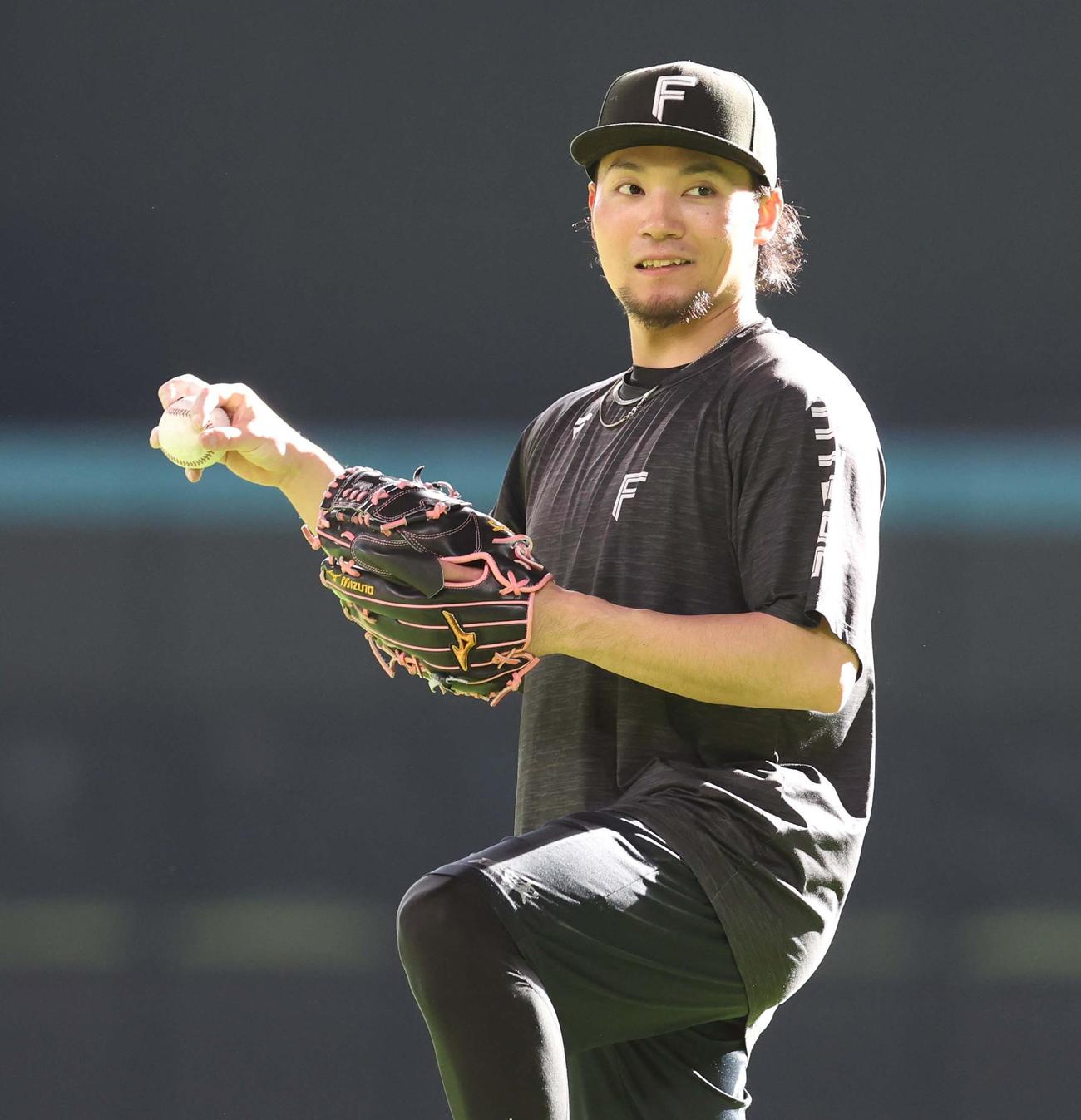 公開自主トレで「キックチェンジ」を投げる日本ハム伊藤（撮影・黒川智章）