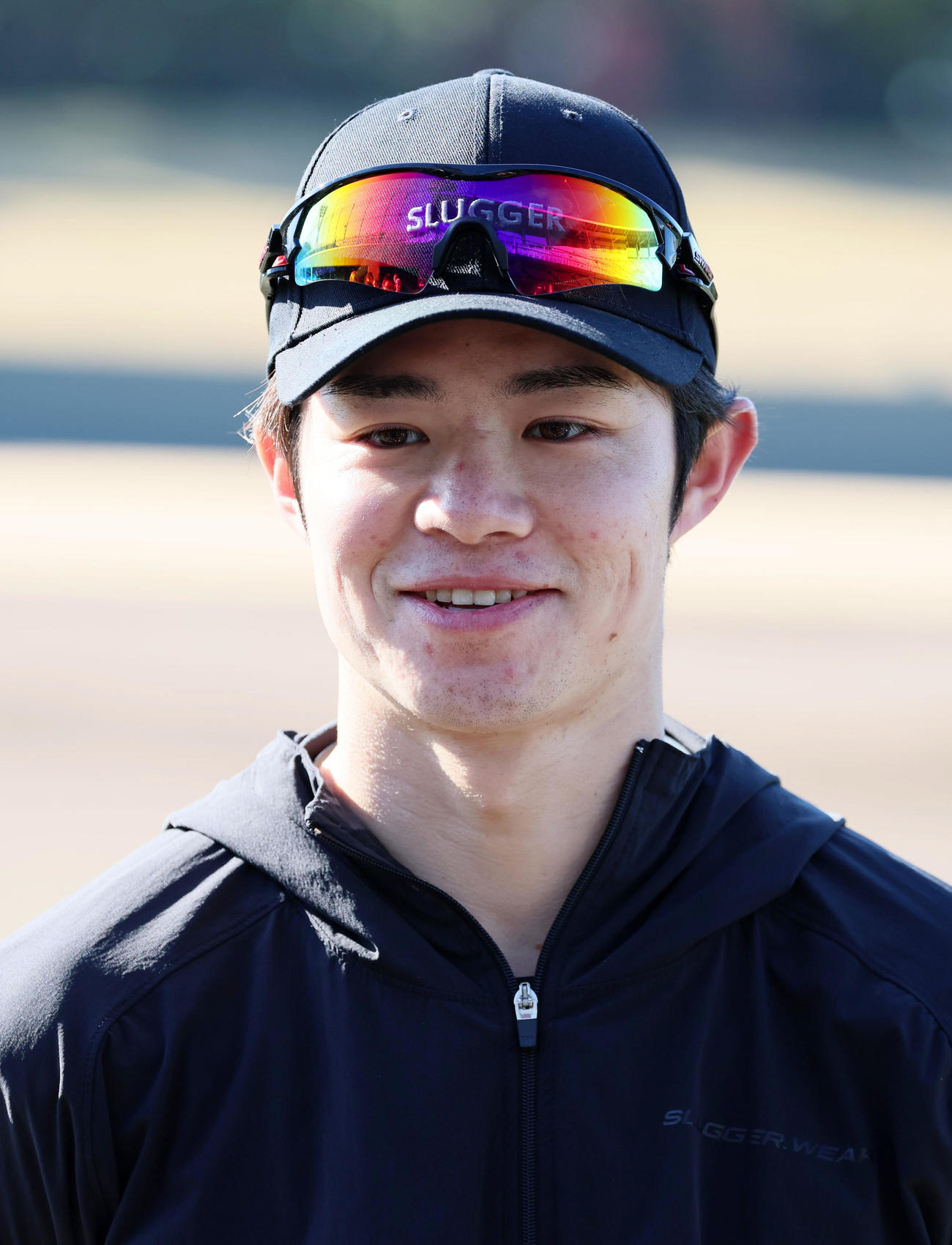 自主トレを公開し笑顔を見せて記者の質問に答える中野（撮影・加藤哉）