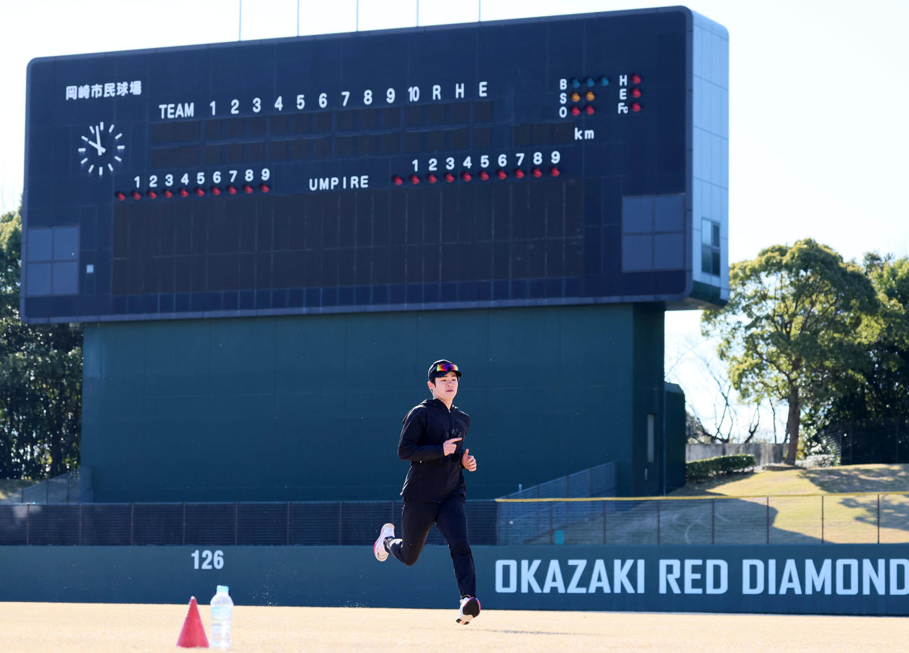 自主トレを公開しランニングする中野（撮影・加藤哉）