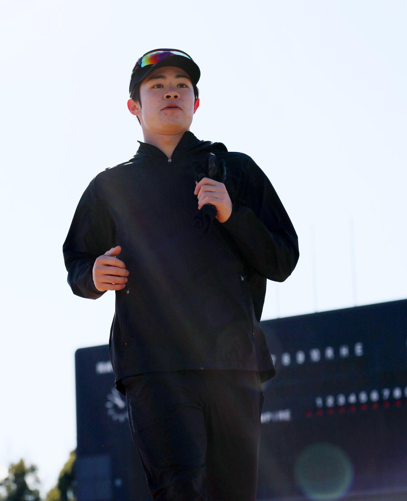 自主トレを公開しランニングする中野（撮影・加藤哉）