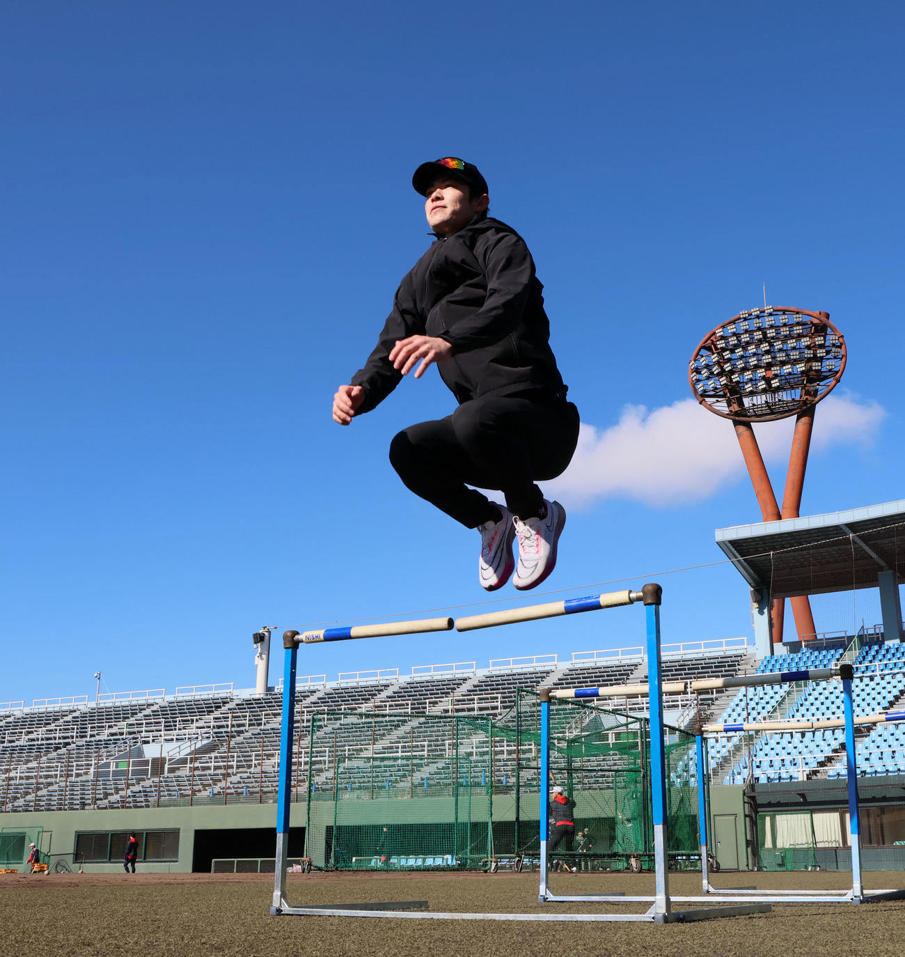 自主トレを公開しハードルを飛越する中野（撮影・加藤哉）