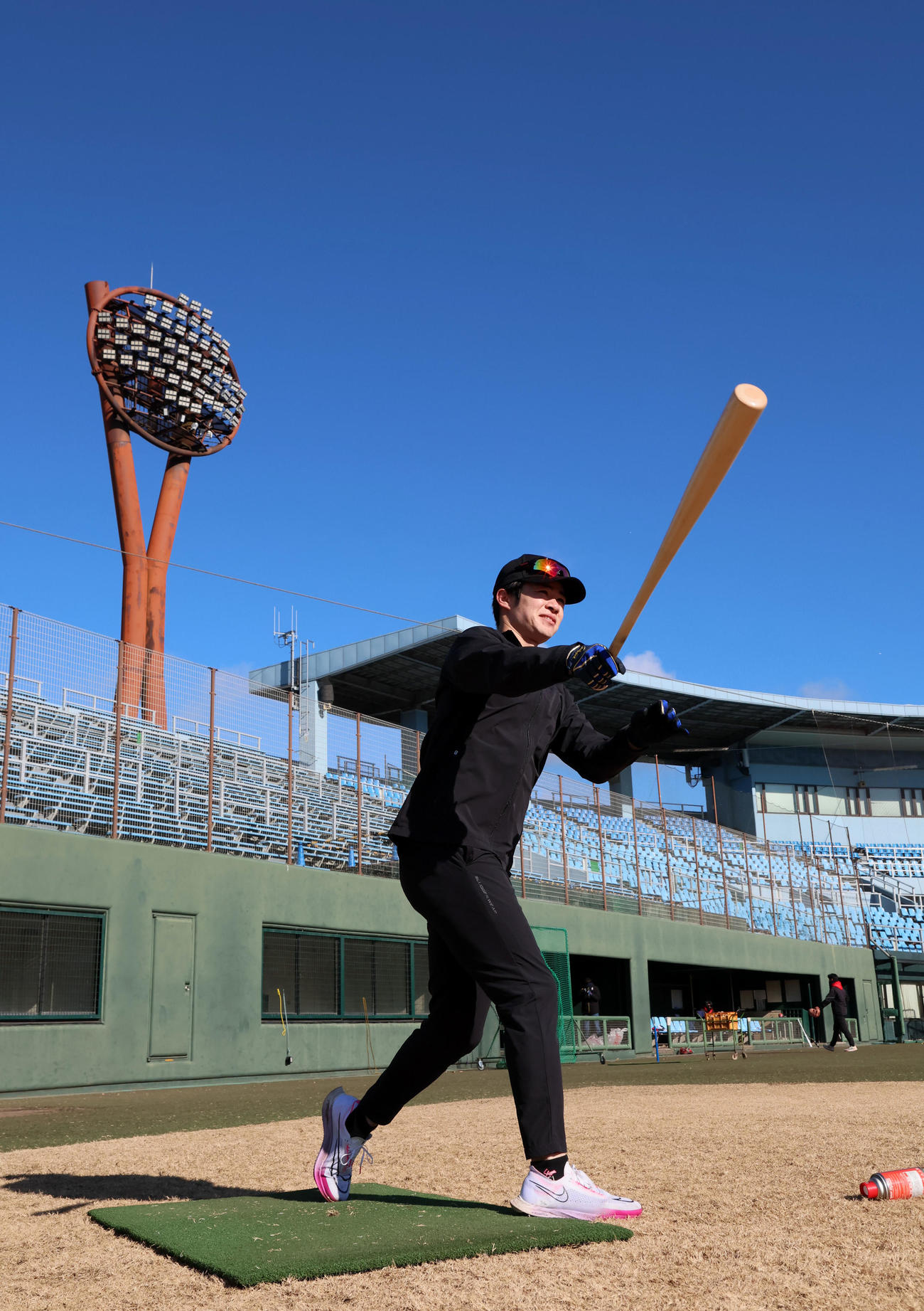 自主トレを公開しロングティー打撃を行う中野（撮影・加藤哉）
