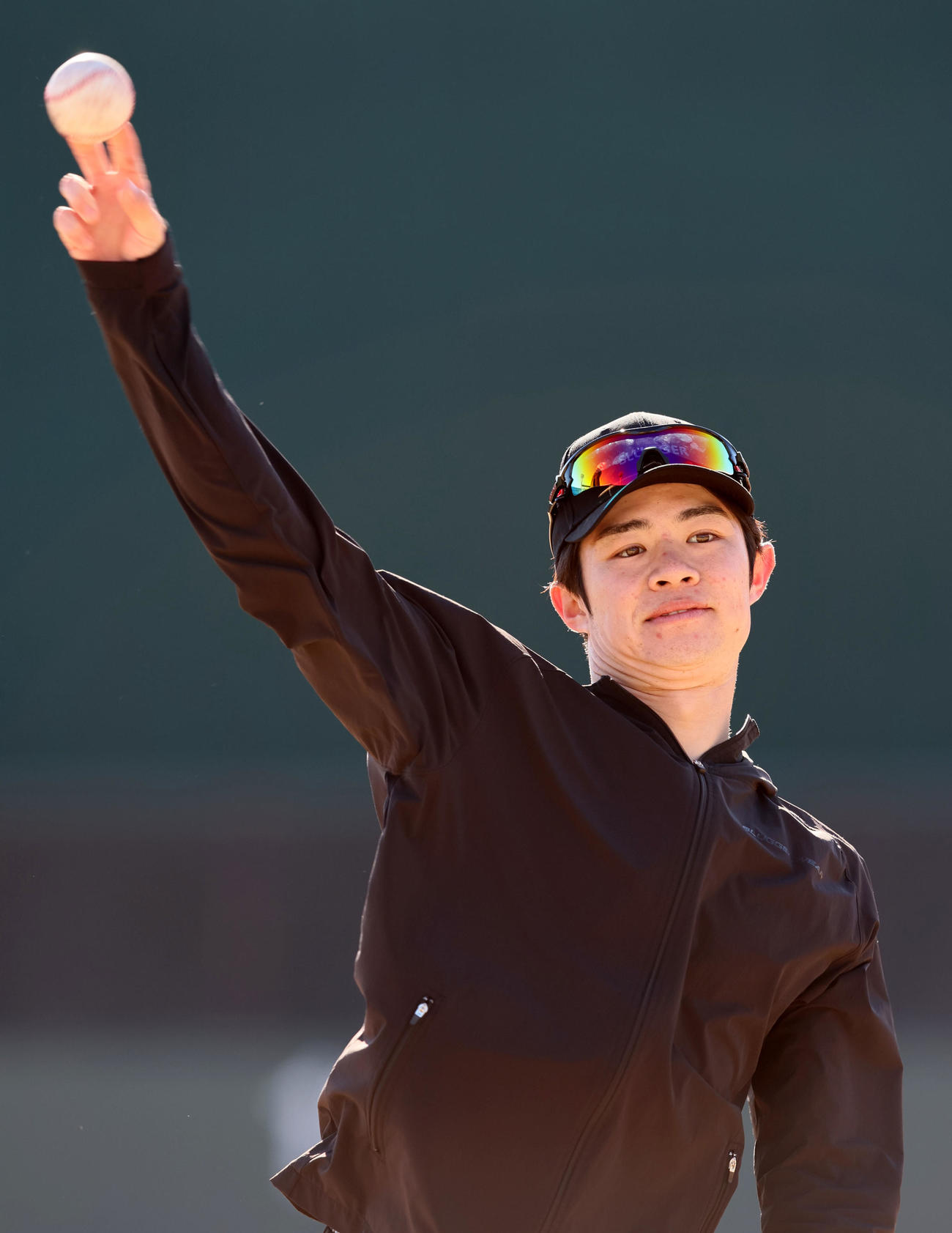 自主トレを公開しキャッチボールする中野（撮影・加藤哉）
