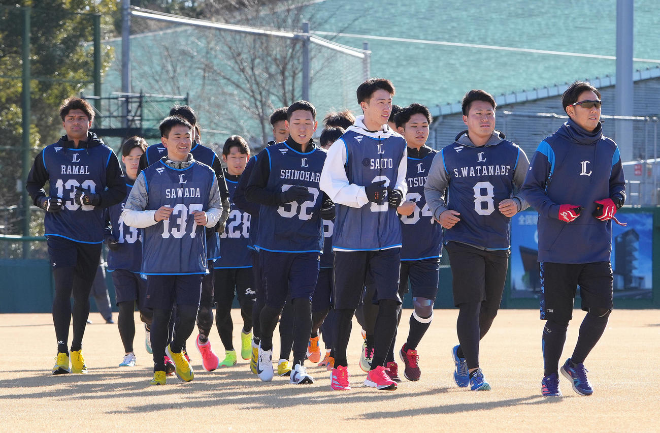 新人合同自主トレーニングに臨む西武ドラフト1位金沢高・斎藤（中央右）ら（撮影・足立雅史）
