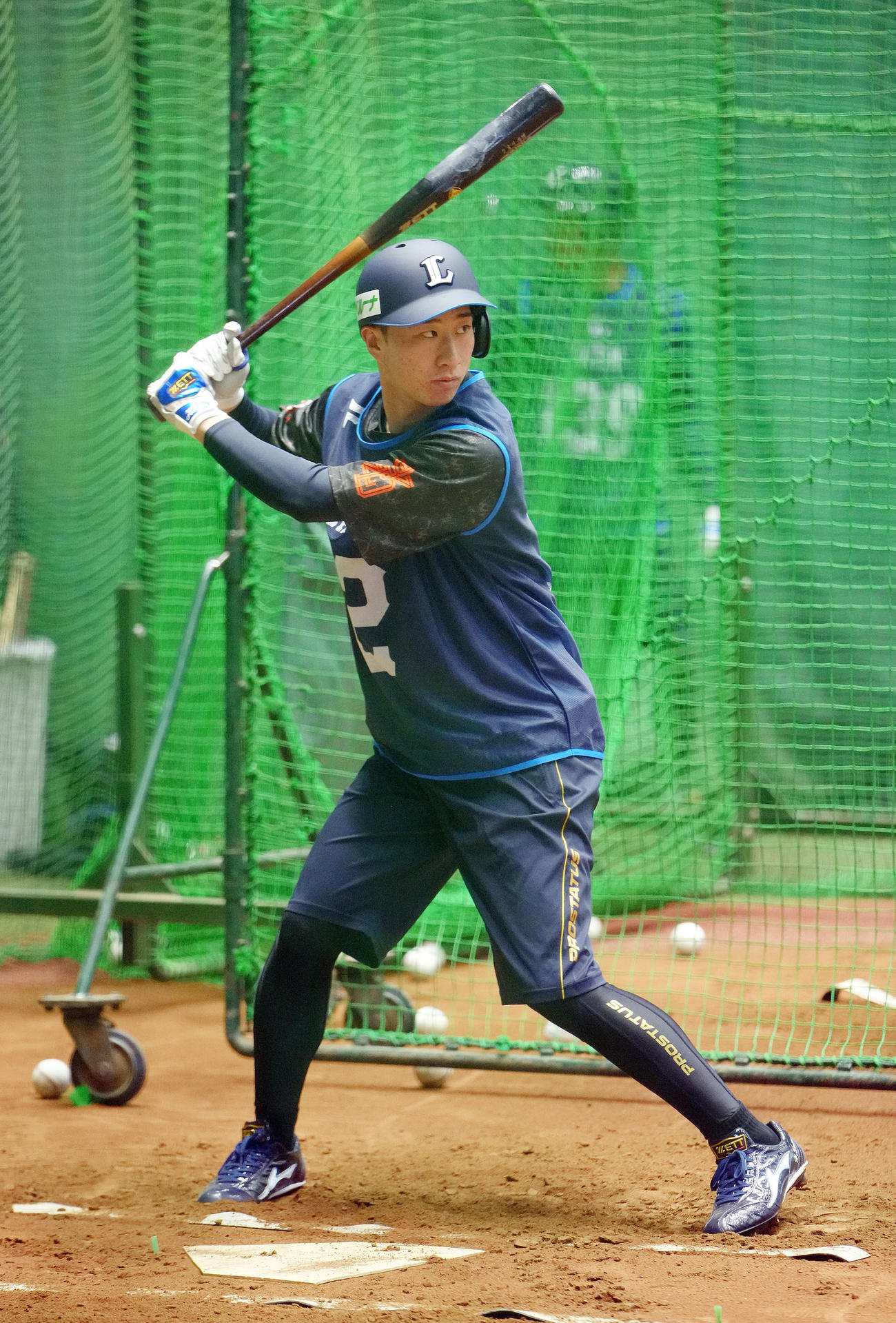新人合同自主トレーニングで打撃練習に臨む西武ドラフト1位金沢高・斎藤（撮影・足立雅史）